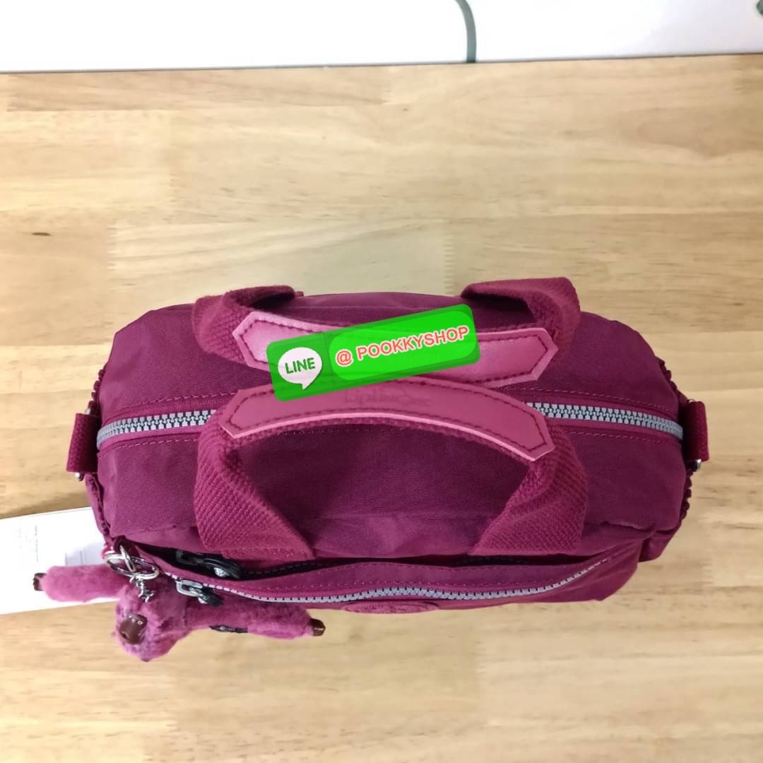 Kipling Dome K1006 Handbag กระเป๋าถือหรือสะพาย วัสดุ Polyester 100% รุ่นใหม่ มีให้เลือกทั้งแบบเรียบ และ ลายน่ารัก มีช่องแยกด้านหน้า 2 ช่อง ช่องหลักโล่งกว้าง พร้อมช่อง pocket แยก 2 ช่อง ใช้งานได้ครบครัน สามารถสตางค์ใบยาวได้ ขนาดกำลังดี จะใช้ทำงาน ไปเรียน ห