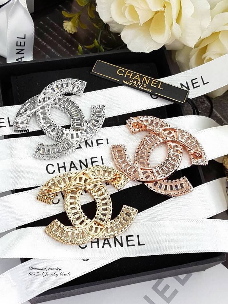 Super Hi-End Quality !!!!!! ทีเด็ดอีกตัวของวันนี้มาแล้วจ้าาาายกให้กับ Chanel Brooch ตัวนี้ค่ะ รุ่นนี้เป็นงานซุปเปอร์ไฮเอนนะคะ งานสวยยยยที่สุดเกรดดีที่สุดนะคะ วัสดุเกรดเทียบเท่าของแท้ งานเกรดจิวเวอรี่ ใส่เข้า shop ได้เลยค่ะรุ่นนี้ งานอย่างดีเพชร “Premium C