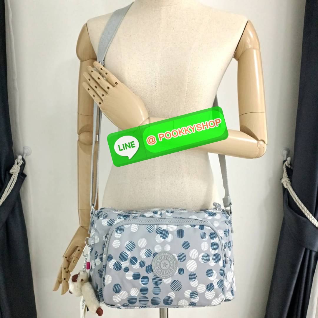 KIPLING RETH CROSSBODY BAG วัสดุ Nylon+polyester กระเป๋าสะพายข้างหรือ สะพาย Crossbody ได้ เปิด-ปิด ด้วยซิปปั๊มแบรนด์ที่หางซิป พร้อมช่องช่องหน้าแยกใส่ของใช้เล็กๆ น้อยๆ ได้ ช่องหลัก 2 ช่อง ด้านในโล่งกว้าง สามารถจุสัมภาระได้เยอะ มีช่องซิปด้านในและสายคล้องพวง