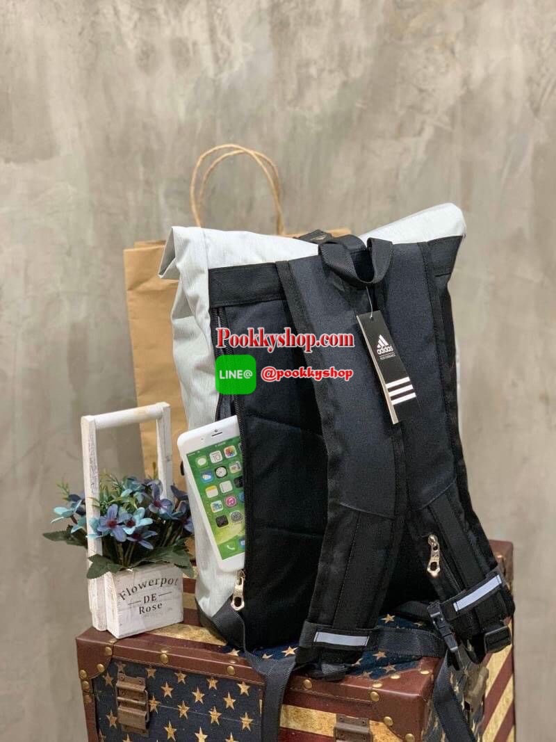 Adidas Top Handle Roll Up Backpack เป้สะพายหลังที่โดดเด่นด้วยดีไซน์ส่วนใส่ของด้านบน และช่องกระเป๋ามากมายเพื่อให้เก็บของได้ไม่ตกหล่น วัสดุโพลีเอสเตอร์ 100% มีตัวล้อคทันสมัยแน่นหนา ภายในมีช่องใส่แล็ปท็อป พร้อมช่องซิปด้านหน้าเป็นช่องเก็บของที่หยิบใช้บ่อย มีท