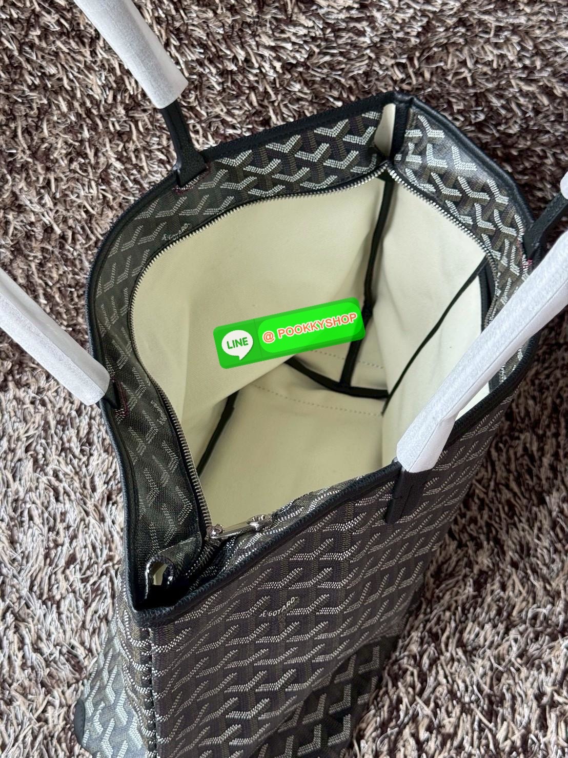 Goyard Artois MM Bag กระเป๋า Artois MM เป็นกระเป๋าที่มีซิปด้านบนเพิ่มคงามปลอดภัย ภายในพื้นที่กว้างเพื่อจัดระเบียบข้าวของของคุณ มันโดดเด่นด้วยฐานด้านล่างทั้งสองมุมเย็บต่อด้วยหนังใช้งานในแบบทางการหรือกึ่งทางการก็ได้