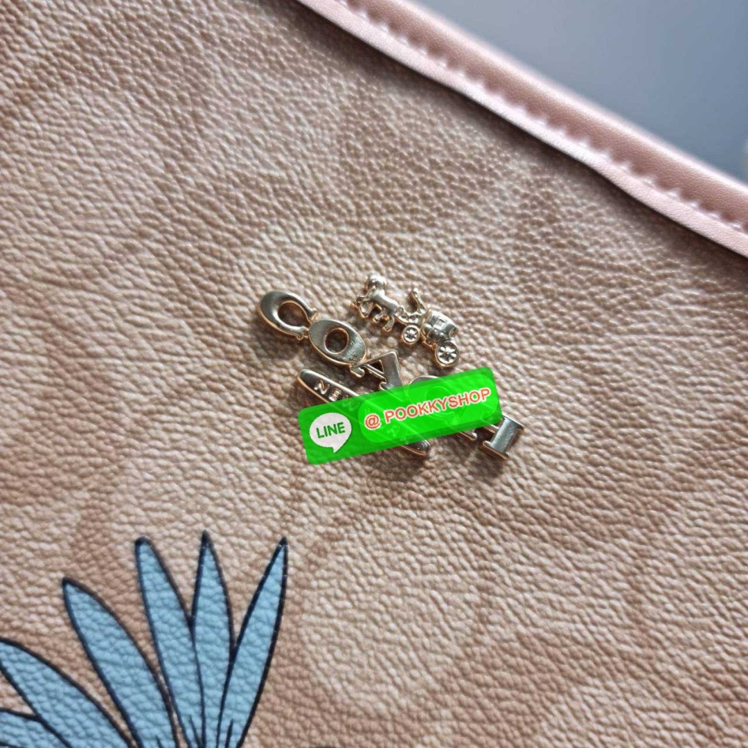 🔆 Model COACH CU394 COACH x OBSERVED BY US CITY BUCKET BAG IN SIGNATURE CANVAS 🔆 Details ใหม่! กระเป๋าสะพายทรงบัคเก็ต ดีไซน์รูปทรงคลาสสิค อินกับกระแสสุดๆ ตกแต่งลวดลายให้น่าใช้ขึ้น และยังมีกระดุมแม่เหล็กปิดปากกันของหล่น มาพร้อมสายสะพายถึง 2