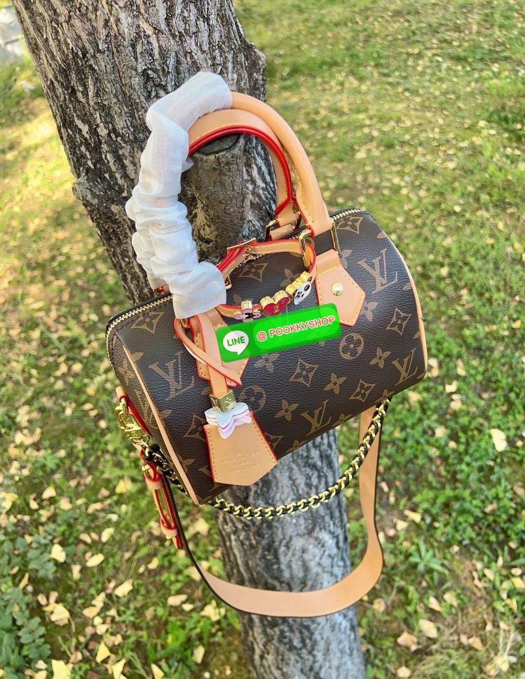 จำนวนจำกัด ไม่ทันราคานี้คือพลาดมากๆค่าสาวๆ ได้รุ่นนี้ไปไม่ผิดหวังค่าสาวๆ น้องมาพร้อมAccessories brand จัดเต็มในใบสวยมากๆ! #หมดรอบนี้ไม่เจ้าแล้วจ้าา LOUIS VUITTON SPEEDY 20 WITH CHARM (Limited Edition vip duty free ตปท.) 🔖พร้อมส่ง! ใบน้องขนาดกลาง ห