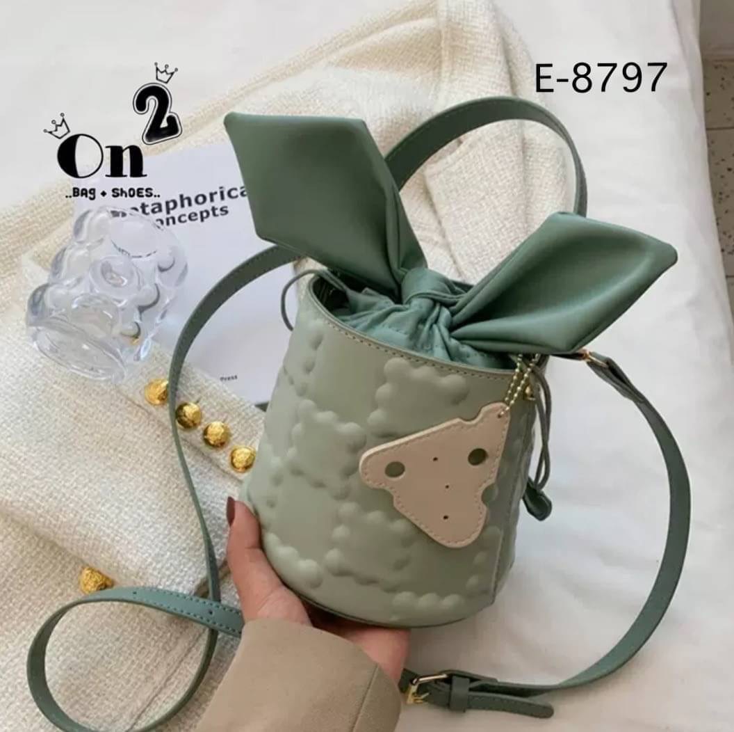 กระเป๋าสะพายแฟชั่นทรงถัง เปิดปิดแบบหูรูด มัดเป็นโบว์น่ารักมากค่ะ มาพร้อมสายสะพายยาว จะถือหรือสะพายก็เริ่ดคร่า