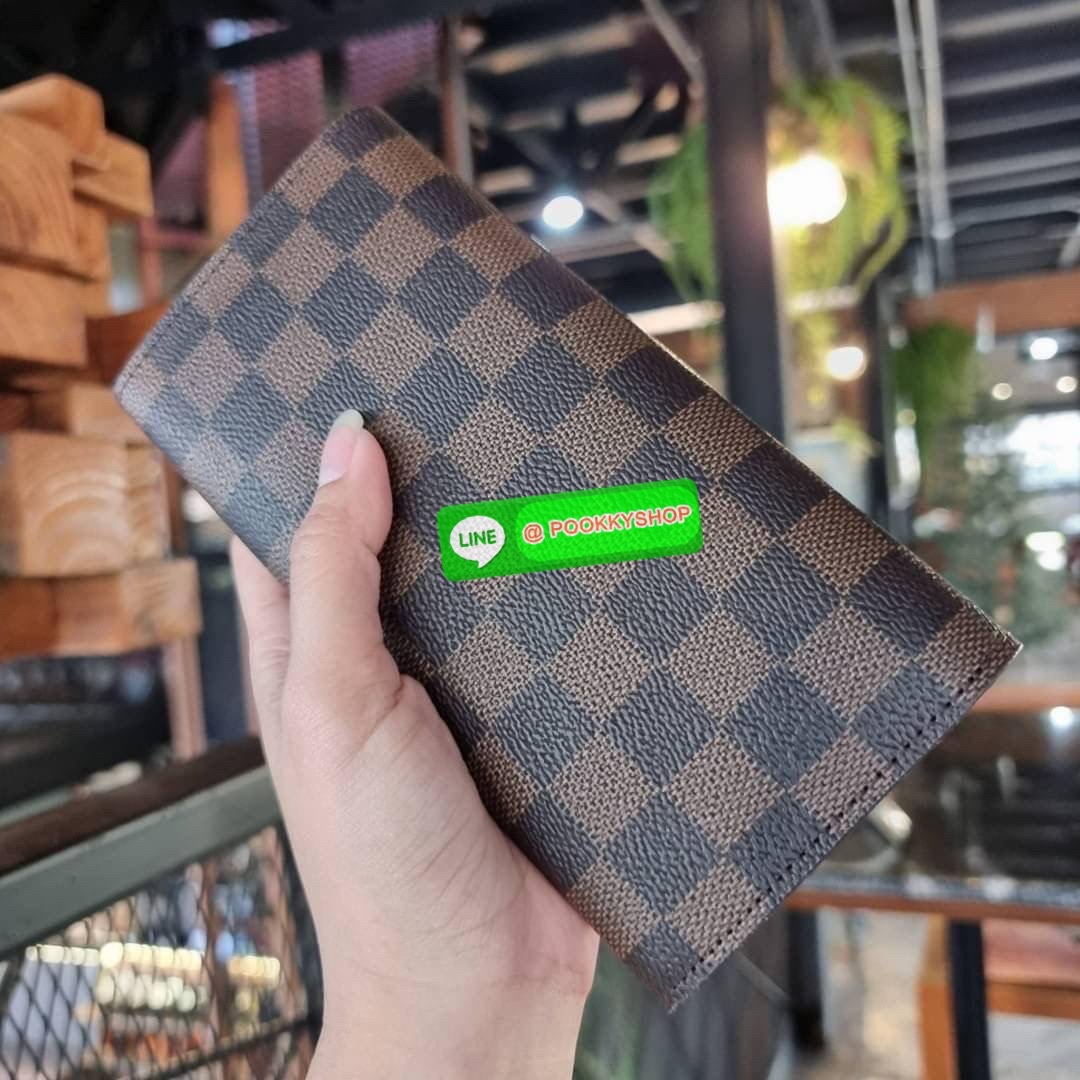 Hot item!! LV long flap wallet with gwp กระเป๋าสตางค์พรีเมี่ยมกิ๊ฟ เป็นไอเท็มสุดฮิต แบบฝาพับ ใช้งานสะดวกขึ้นกว่าเดิม รุ่น unisex ที่จะหนุ่มๆสาวๆ ก็ใช้ได้หมด!! ใบยาวขนาดกำลังเหมาะมือ ถือแล้วขับผิวทุกสี วัสดุหนังแคนวาส ทนทาน เปิด-ปิดด้วยกระดุม ภายในมีช่องใส