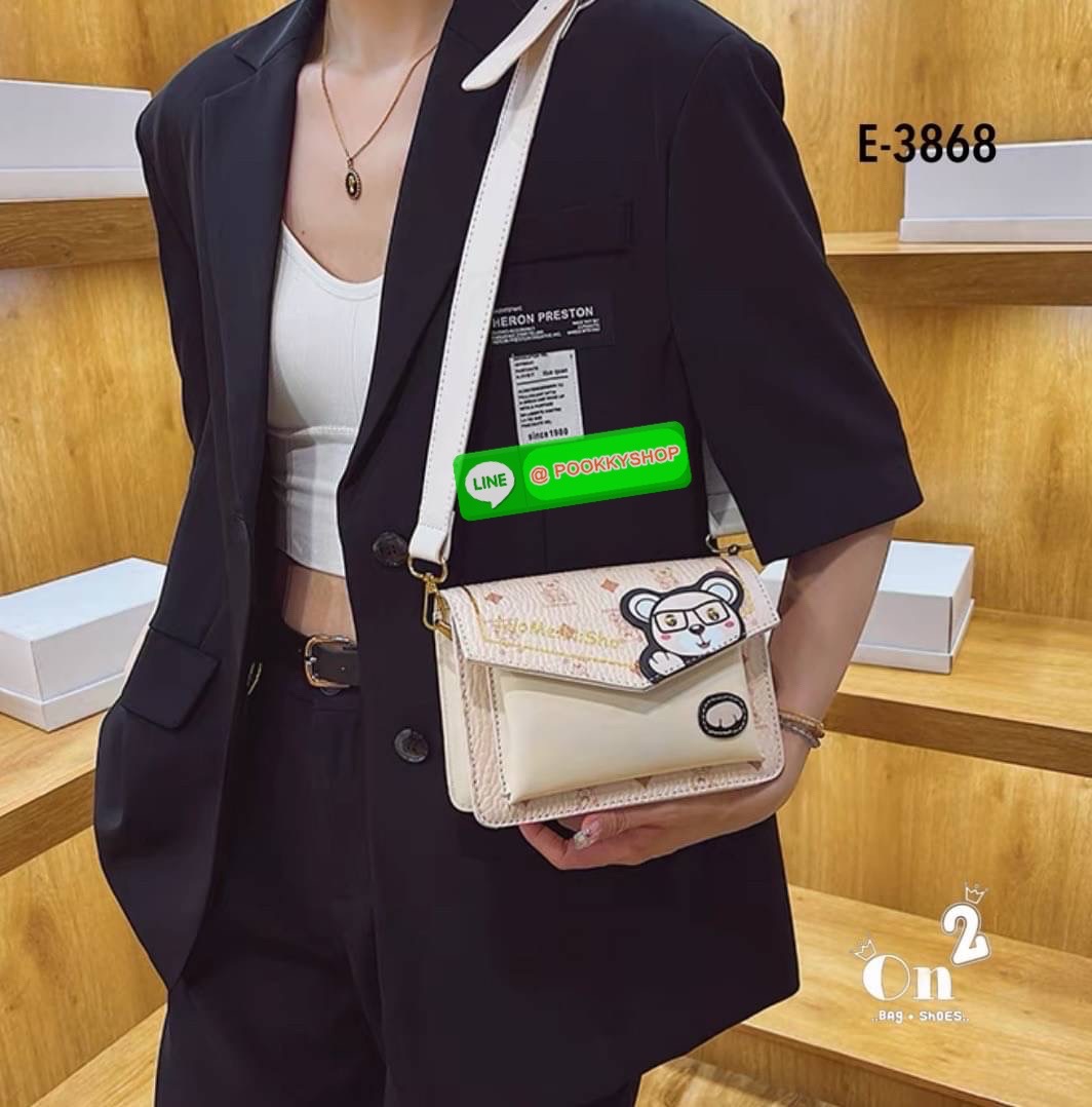 กระเป๋าสะพายข้างทรงแมสเซนเจอร์ เปิดหน้าอะไหล่ทอง สไตล์แบรนด์ มาพร้อมสายสะพายยาวปรับระดับได้ค่ะ ค่ะ