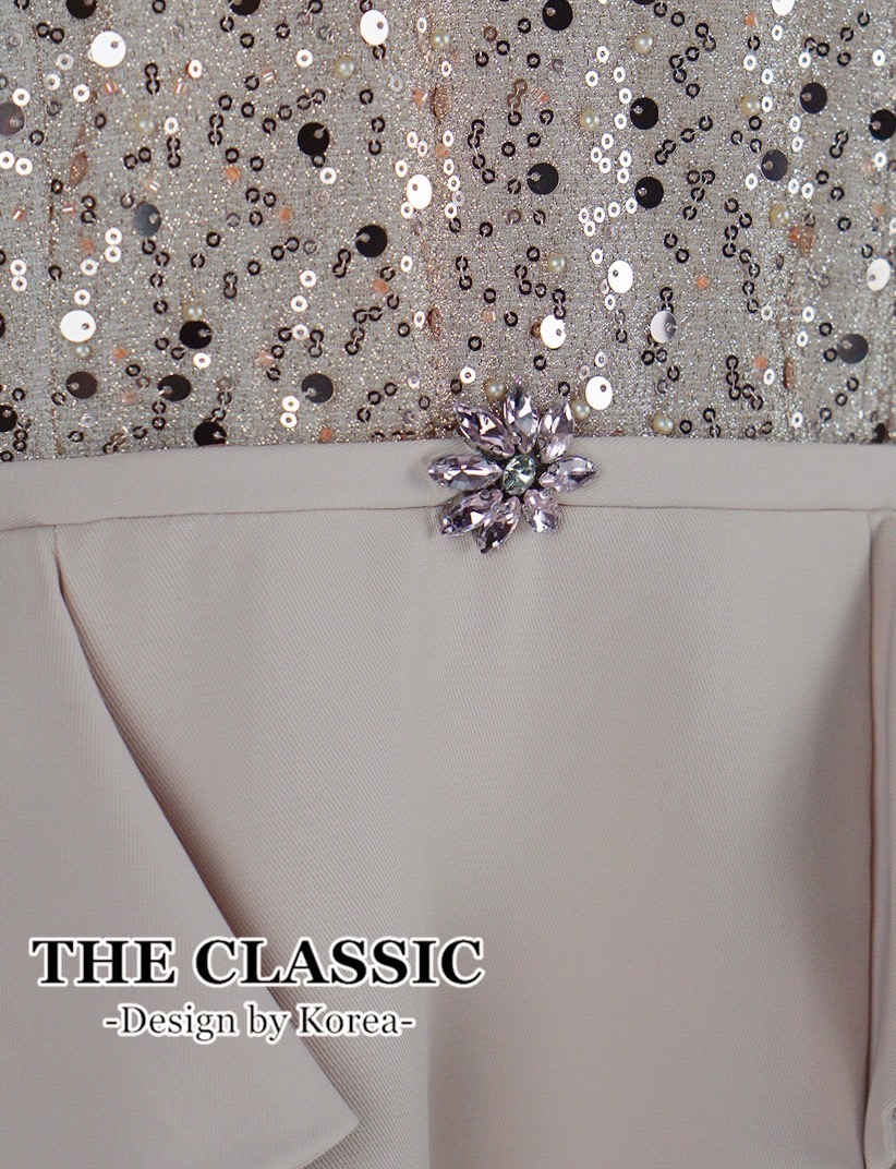 เดรสแฟชั่น ช่วงบนใช้ผ้าเนื้อดี ปักเลื่อมระยิบระยับประกายทั้งตัว แขนยาว 3 ส่วน