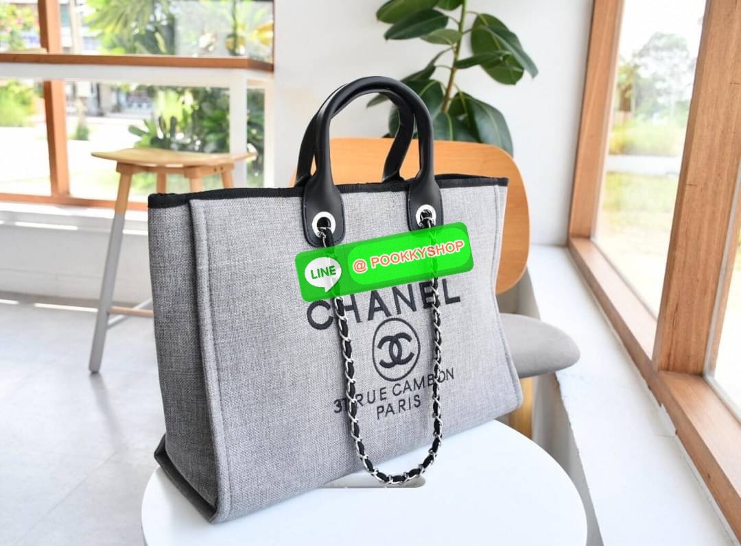 premium gift Chanel Tote canvas จากแบรนด์ Chanel กระเป๋าสะพาย Chanel Tote canvas โลโก้ปักกระเป๋าทรง Tote ผ้า canvas เนื้อหนาอย่างดีมีซับใน ด้านหน้าปักโลโก้ไข่มุกแบรนด์หรู หูจับมี 2 แบบคือ แบบสายหนัง และ โซ่ สามารถสะพายไหล่ได้คะ ใบใหญุจุของคุ้ม แต่น้ำหนักเ