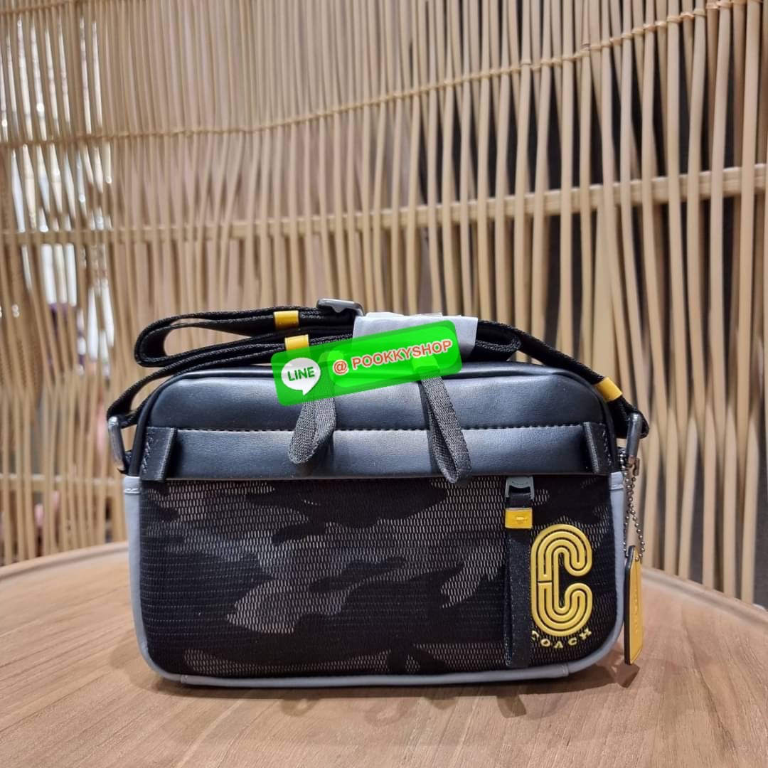 COACH 2373 EDGE CROSSBODY ความเท่ never die!! กระเป๋าครอสบอดี้ทรงยอดฮิต ที่หนุ่มๆไม่ควรพลาด รูปทรงดีไซน์คลาสสิค ใช้งานง่าย วัสดุหนังแท้สลับแคนวาส โดดเด่นด้วยลูกเล่นโทนสี ตัวกระเป๋ามีซิปหลัก และซิปด้านหน้า พร้อมช่องแยกด้านหลัง ใส่ของไปเลยเน้นๆ ใส่โทรศัพท์ม