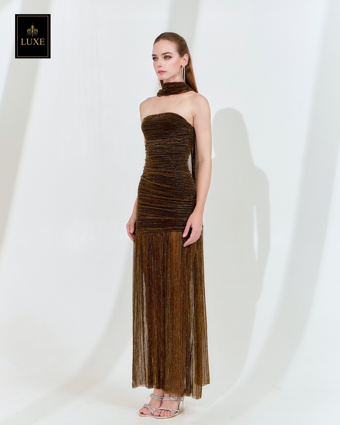 เดรสแฟชั่น เดรสเสื้อเกาะอกทรงเข้ารูป กระโปรงต่อชายระบาย ผ่าหน้า มาพร้อมผ้า mmคลุมไหล่