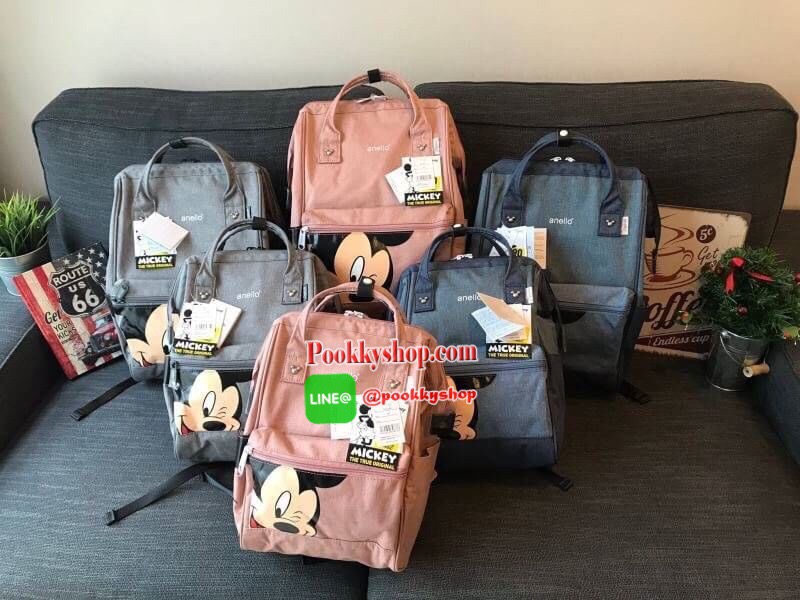 ANELLO MICKEY LIMITED EDITION DT-G001รุ่น Classic เป็นการทำงานร่วมกันระหว่าง Anello กับDisneyอีกครั้ง ภายใต้ตัวการ์ตูนมิกกี้ คอลเลคชั่นพิเศษ กระเป๋าเป้สะพายหลัง วัสดุ polyester ที่มีความหนาแน่นสูงที่เป็นที่นิยม พิมพ์โลโก้Anelloสีขาวบนด้านบนหน้ากระเป๋า ให้