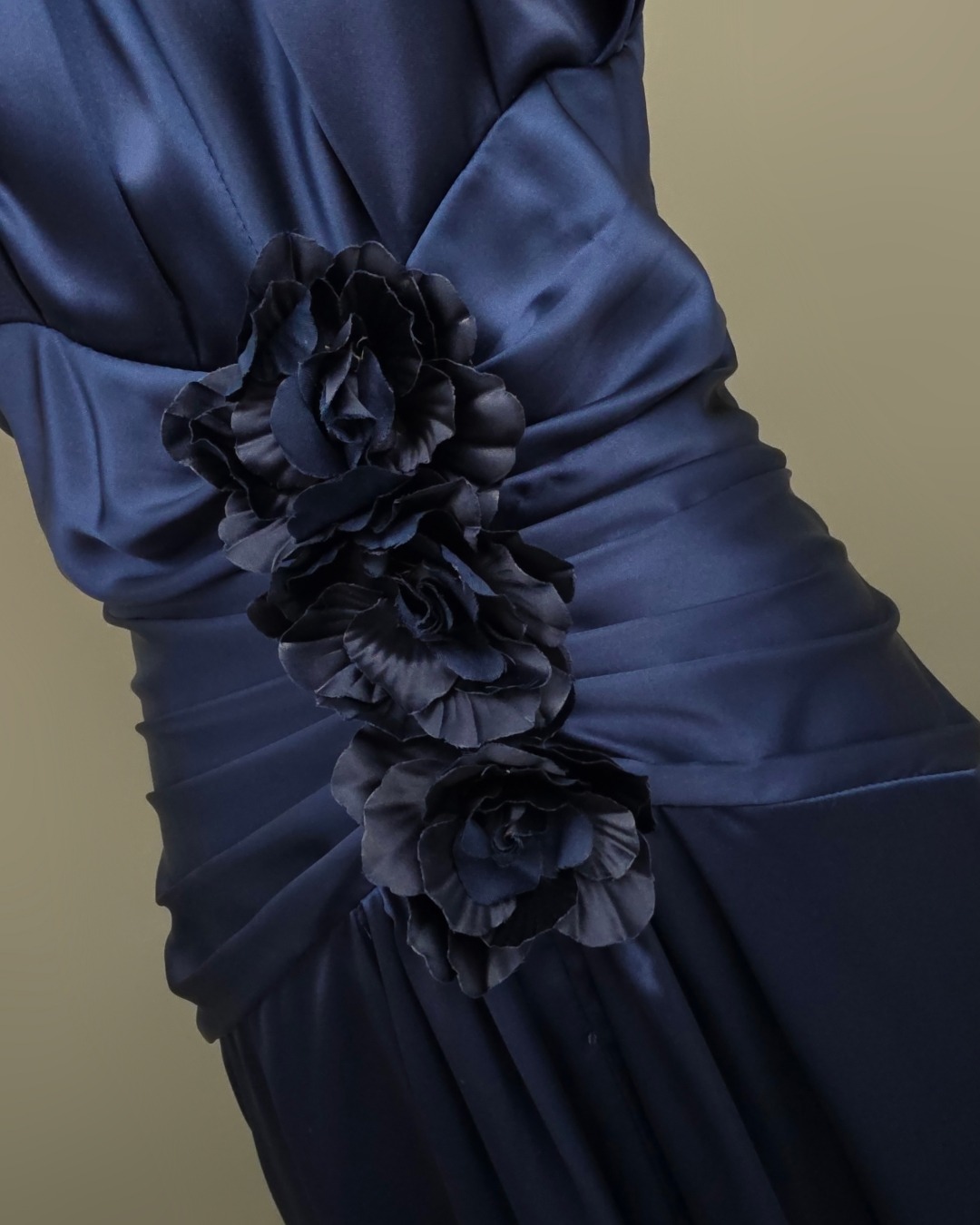 แม็กซี่เดรสเสื้อคอกลมแขนกุด กระโปรงผ่าหน้าขา