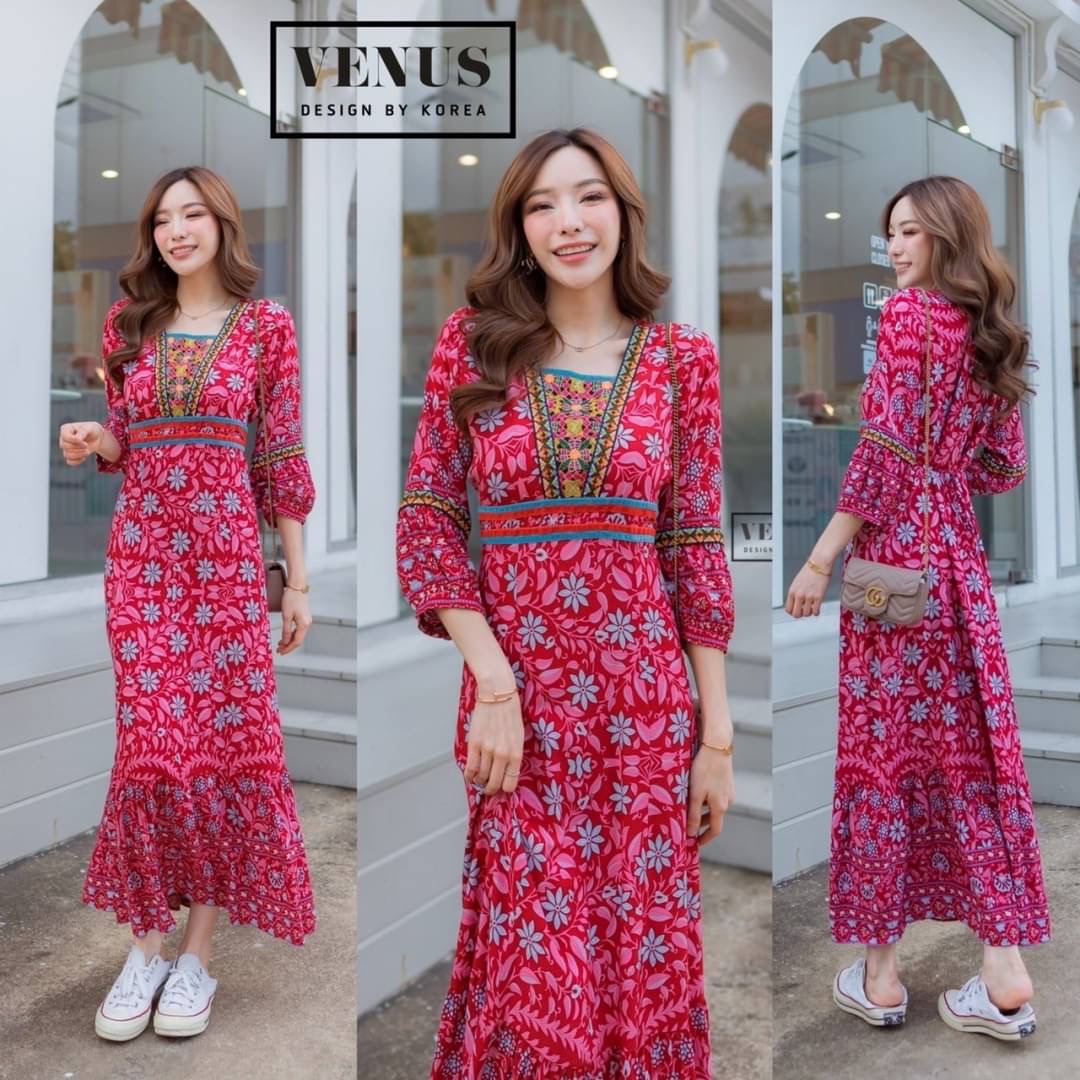 I'm Lady By Venus Bohemain flora MaxiDress แม๊กซี่เดรสพิมพ์ลายดอกไม้ ตามสไตล์โบฮีเมี่ยน ช่วงอกแต่งงานปักอย่างดีนะคะ แขนแต่งพองเล็กน้อยเก๋สุดๆคะ แม๊ทกับรองเท้าผ้าใบก็เก๋คะ