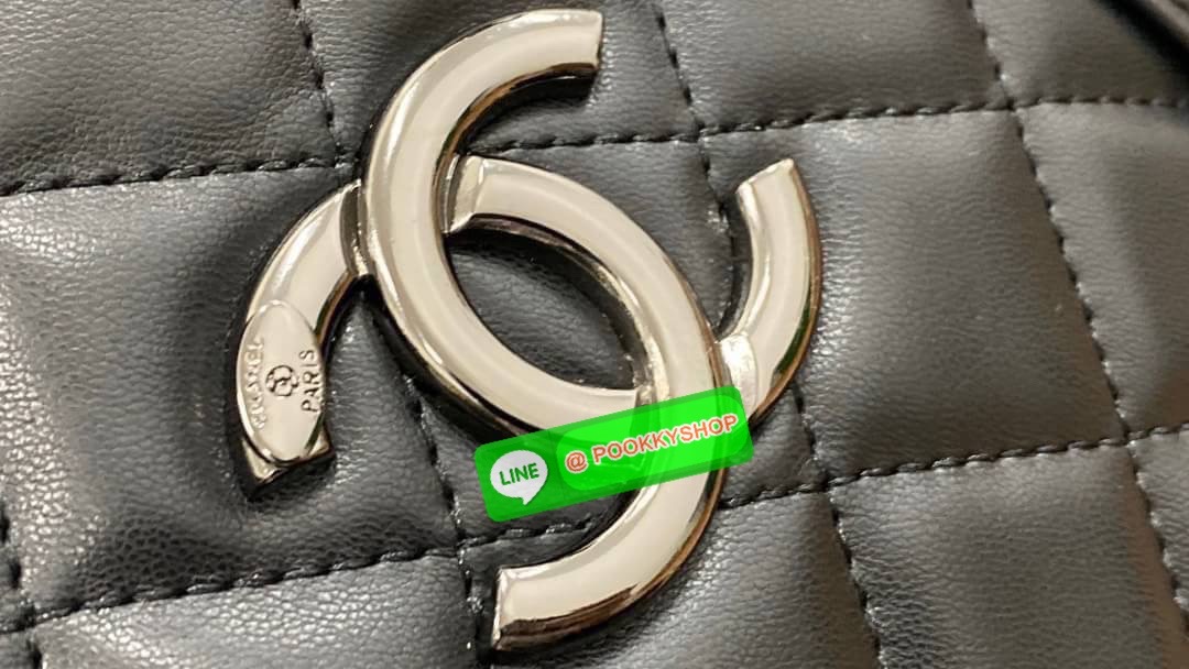 VIP CHANEL กระเป๋าถือหรือสะพายไหล่ ทรงยอดนิยมวัสดุหนังแกะแท้ ลายตาราง น้ำหนักเบาโดดเด่นลายแบรนด์ด้านหน้ากระเป๋าเอกลักษณ์ของคอลเลคชั่นนี้ หูจับหนัง แข็งแรงพับลงได้ด้านหน้ามีโลโก้เเบรนด์ มีช่องแบ่งถึง 3 ช่องเป็นสัดส่วน มีช่องใส่มือถือ ใส่ ipad ได้ ภาพถ่ายจา