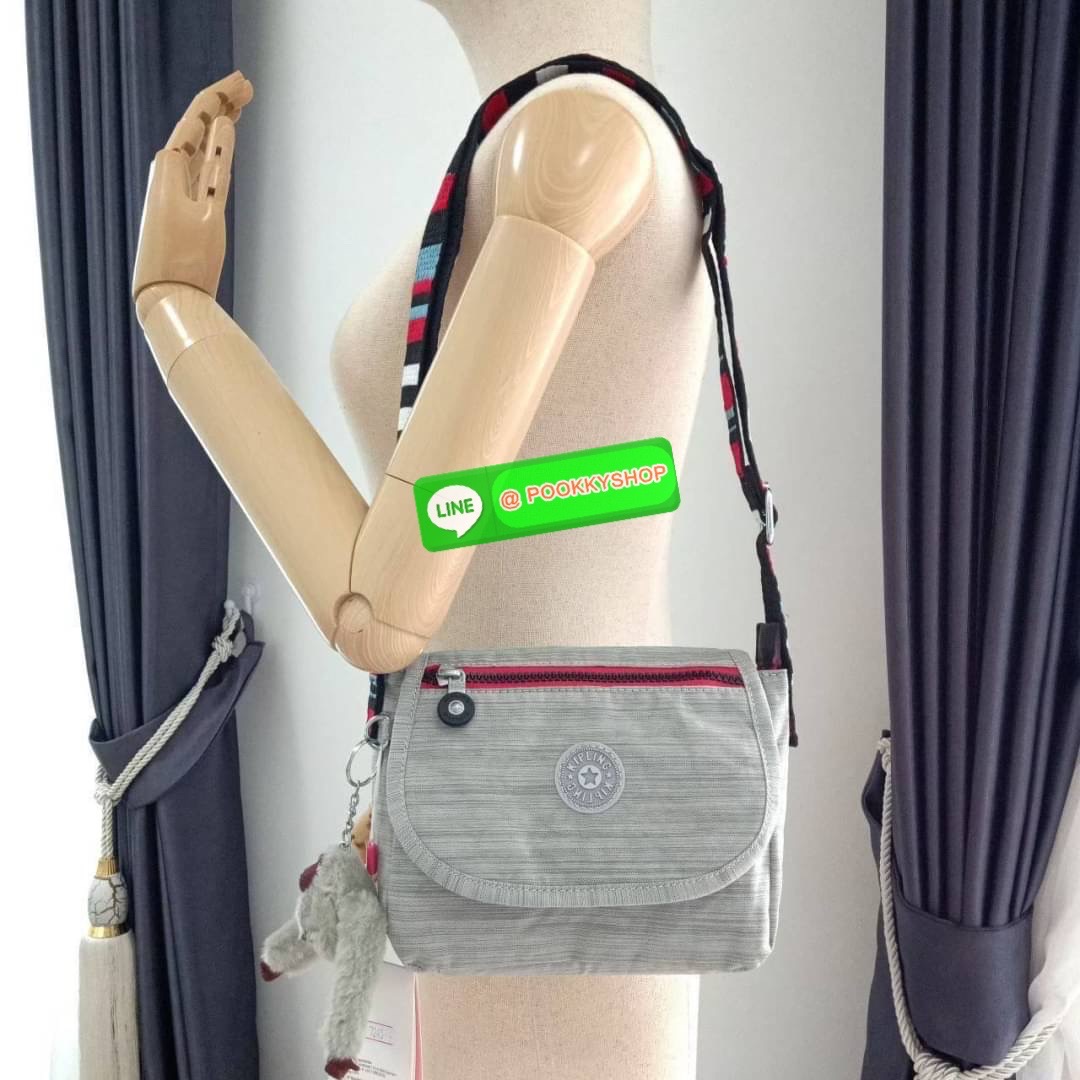 KIPLING SABIAN CROSSBODY MINI BAG กระเป๋าสะพายข้าง วัสดุ Nylon & Polyester 100% ขนาดเล็กกำลังน่ารัก เปิด-ปิดด้วยฝาปิดกระดุมแม่เหล็กและซิปแบรนด์ ด้านในทีแท็กแบรนด์