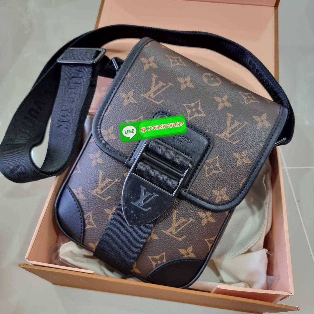 ใหม่ล่าสุด ได้ชิคๆเท่ๆก่อนใคร ไม่ต้องรอพรีฯ กับกระเป๋าสะพายข้างสำหรับหนุ่มๆ LV crossbody bag งานหรู ราคาดีจากเคาน์เตอร์ dutyfree วัสดุหนังแคนวาสคุณภาพดี ดีไซน์ดูแพง ด้วยอะไหล่เปิด-ปิดแม่เหล็กแน่นหนาสีดำ ตัดกับลวดลายโมโนแกรมได้เป็นอย่างดี ภายในโล่ง ใส่โทรศ