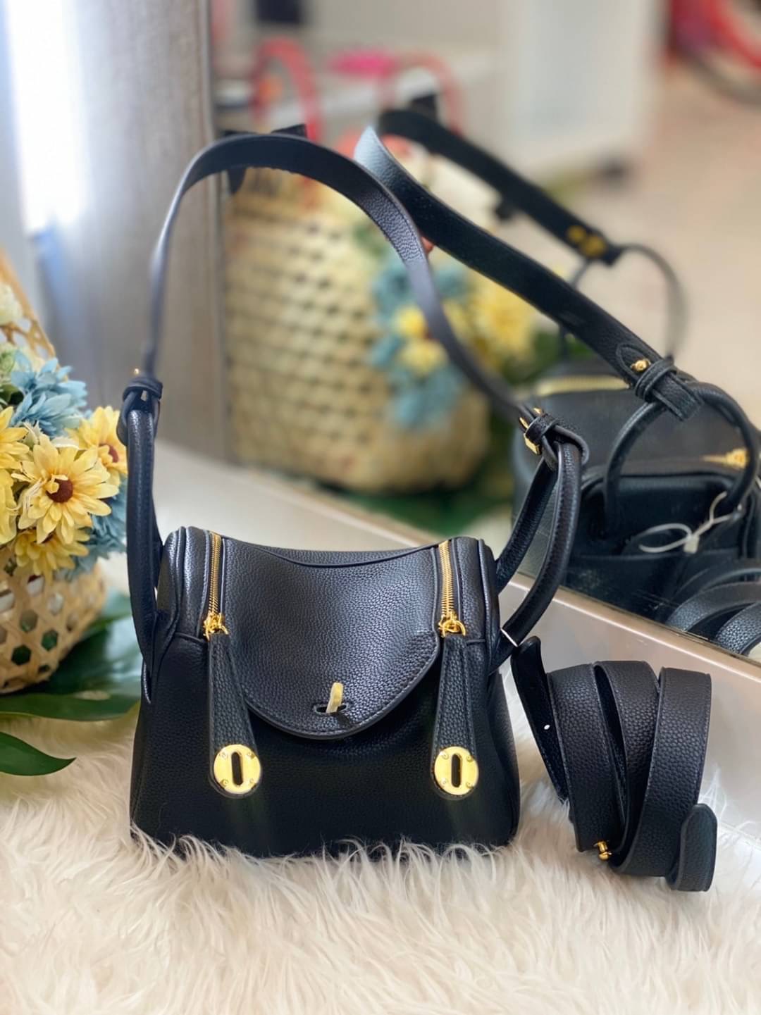 กลับมาเเล้วค่า Lindy 20cm หนัง PU premium ที่ลูกค้าถามกันมาเยอะมากกก รอบนี้หนังสวยมากๆๆ สายสะพายแบบเรียบหรู มีห่วงรัดสายสองข้าง มี 2 สายนะคะ มีซิลิโคนปิดลูกบิดกันรอย งานเนี้ยบสุด ยิ่งใช้ยิ่งนิ่มมม กระเป๋าทรงสวยนุ่ม Flexible มากๆ จุของได้ทุกสิ่ง จะใช้ไปทำง