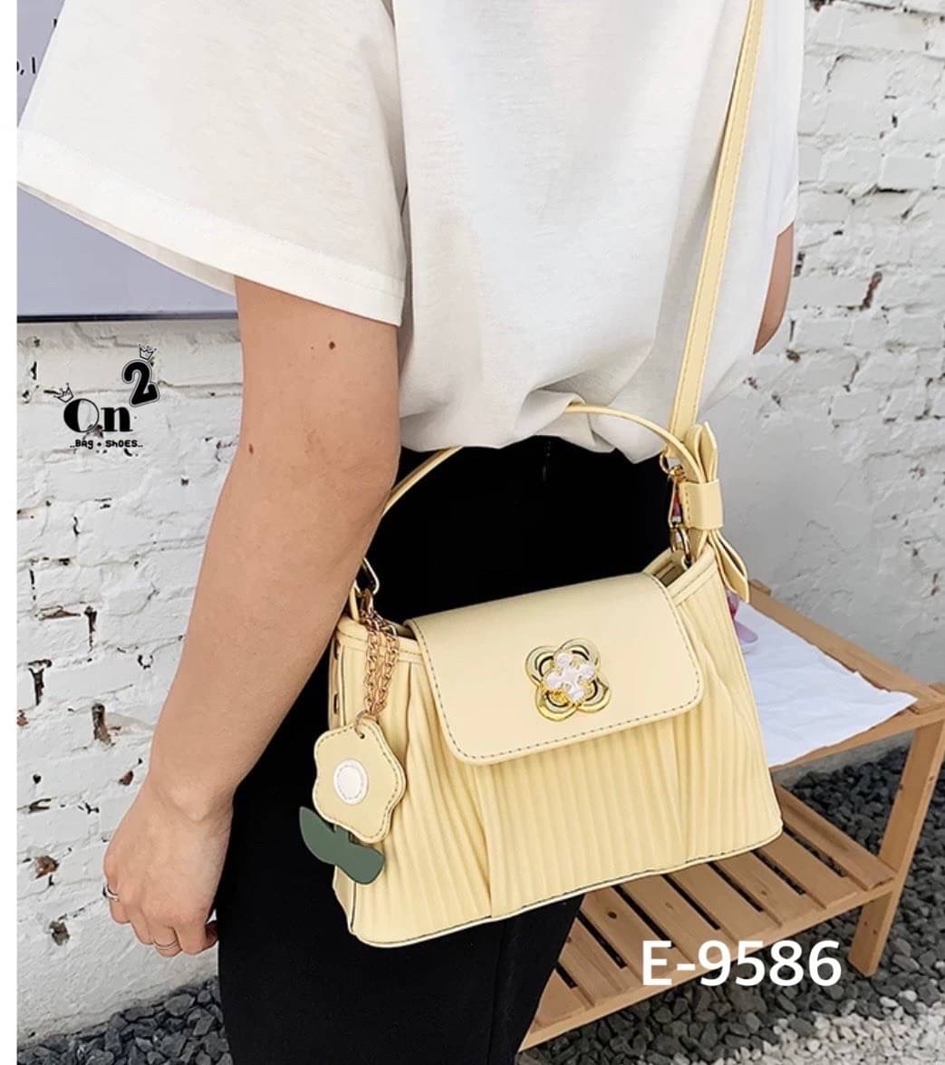 กระเป๋าสไตล์เกาหลีมาใหม่ หนังพลีทเล็กเย็บจีบด้านหน้า อะไหล่เปิดปิดรูปดอกไม้ มาพร้อมพวงกุญแจ+สายสะพายยาว