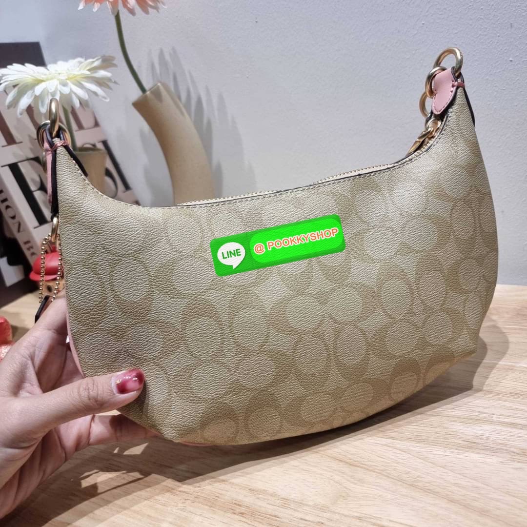 COACH CE620 PAYTON HOBO IN SIGNATURE CANVAS คอลเลคชั่นใหม่ 2023 มาแรงเกินต้าน ด้วยรูปทรงโฮโบสุดคลาสสิค สะดวกใช้ได้ในทุกวัน ขนาดกะทัดรัด แต่จุของได้เต็มที่ วัสดุหนังแคนวาสเคลือบลาย น้ำหนักเบา เปิดใช้งานด้วยซิป สายสะพายในตัวหนังสลับโซ่ ภายในเป็นช่องโล่ง ใส่