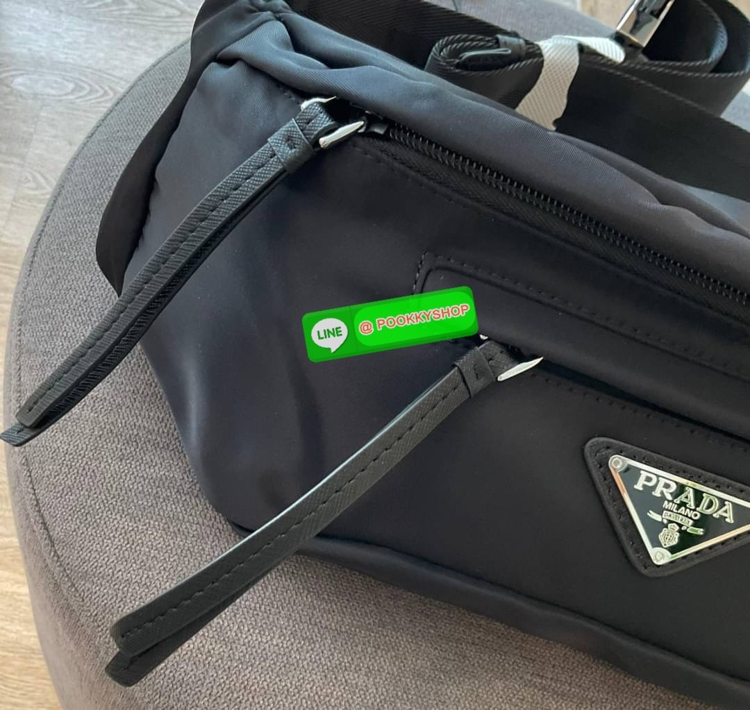 รุ่นยอดฮิต! กระเป๋าคาดอก น้ำหนักเบา ดีไซน์เป็นเอกลักษณ์ งานพรีเมียมสมนาคุณ prada ซึ่งเหมาะกับสายStreet มากๆค่ะ ทรงสาย จุของได้เยอะ ด้านหน้าประดับมีป้ายโลหะโลโก้แบรนด์ มีช่องซิปแยก อะไหล่สีเงินทั้งใบ ภายในปิดเปิดด้วยซิปมีที่จับหนังห้อย สามารถใส่กระเป๋าตังค
