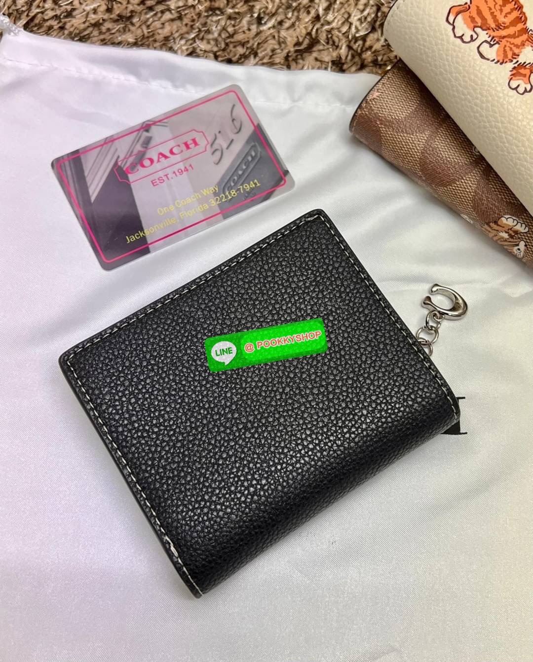 COACH SNAP WALLET ((cc472//cc920//cc922)) 🌍พร้อมส่ง ใหม่ล่าสุด สุดคิ้วว ห้ามพลาดก่อนหมดค่ะ! ✔️กระเป๋าเงินใบสั้น หนังแท้ สกรีนล์ลายน้องหมา//น้องแมว สุดน่ารักมากค่ะ ✔️เปิดปิดกระเป๋าแบบกระดุม ภายในมีช่องเสียบบัตร6ช่อง//ช่องใส่ธนบัตรตามย