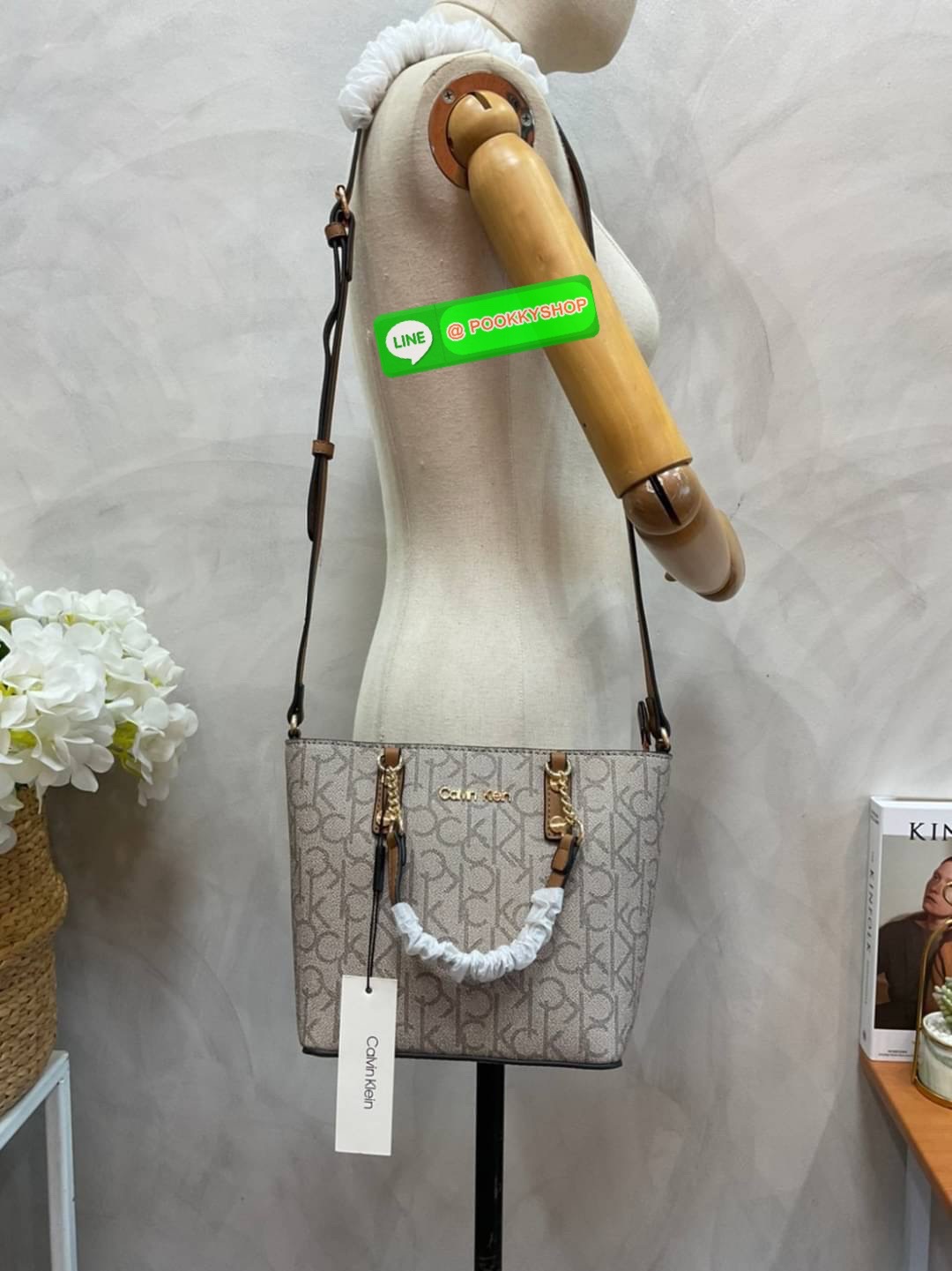 Calvin Klein Monogram Shopping Bag คอลเลคชั่นใหม่ล่าสุด ของมันต้องมี สวยหรูดูแพงมาก สำหรับรุ่นนี้!!! กระเป๋าถือ/สะพาย Crossbody รุ่นใหม่ชนช้อป รุ่นยอดนิยม วัสดุ PVC คุณภาพดี น้ำหนักเบา ด้านหน้าประดับด้วยโลโก้แบรนด์ ตัวกระเป๋าลาย monogram สวยหรู รอบใบ มาพร