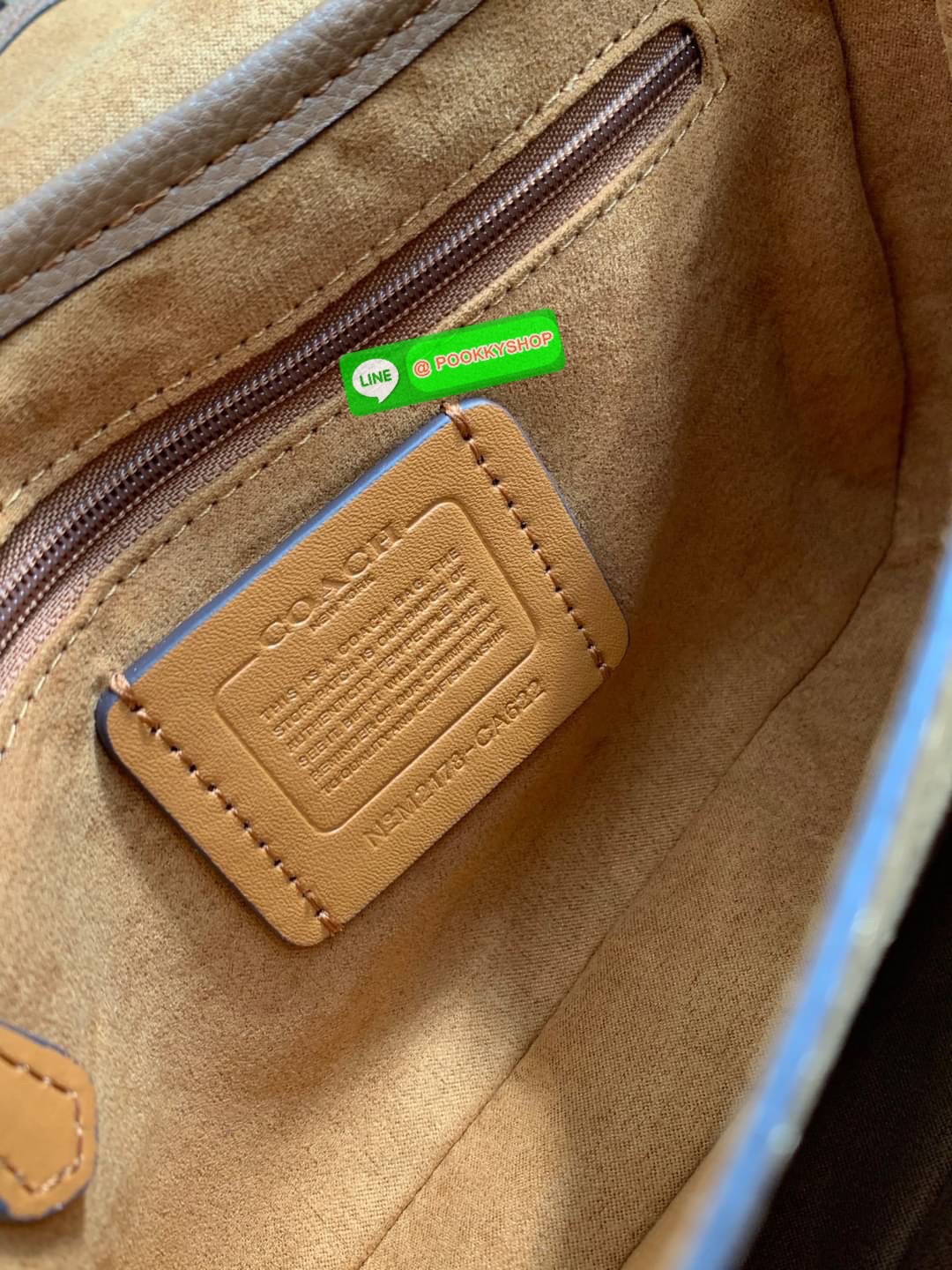 COACH LUCY CROSSBODY BAG((CA622)) 🔹พร้อมส่ง กระเป๋าสะพายแบบครอสบอดี้ร์ ทรงเก๋ วัสดุ แคนวาส+หนังแท้ ได้ลงตัวสวยงาม 🔹เปิดปิดกระเป๋าแบบกระดุมแป๊กสองข้าง ภายในมีข่องให้ใส่ของ3ช่องด้วยกัน ช่องค่อนข้างกางออกได้กว้าง จุของได้หลายอย่างเลยค่ะ มีช่อ