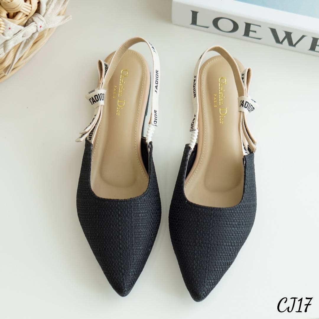 พร้อมส่ง รองเท้า D io r ตัวใหม่ ทรงสวมปิดหัวส้นแบน สายรัดส้นเป็นริบบิ้น งานปักโลโก้ วัสดุทำจากผ้ากระสอบซับหนังนิ่มด้านใน งานสวยมากค่ะ น่ารัก สุดๆ สีสวย พื้นปั้มแบรนด์