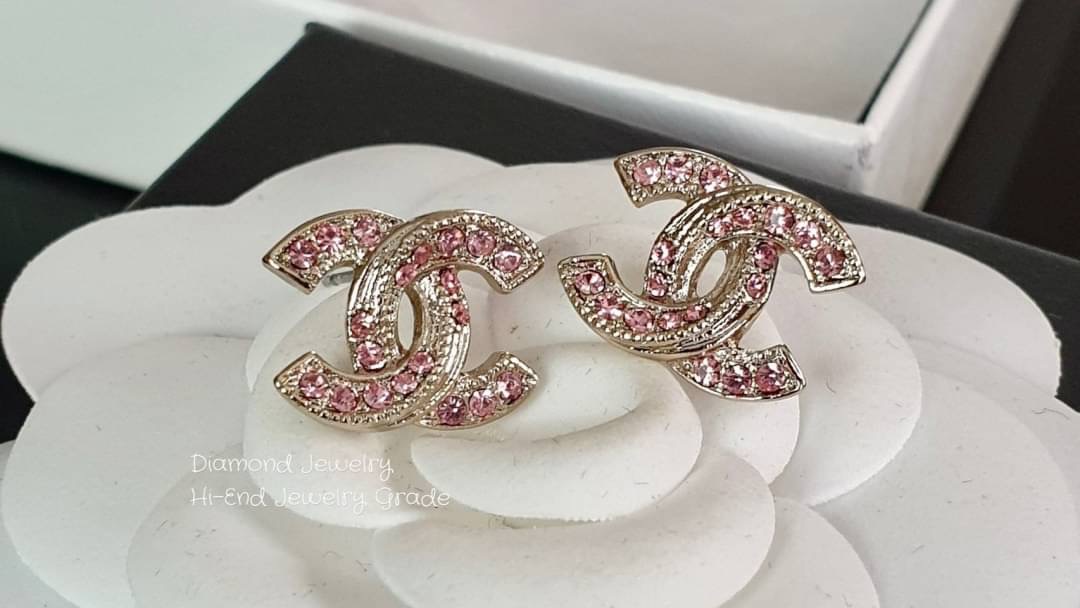 Super Hi-End Quality !!!! ((งาน 1:1 เกรดดีที่สุดในท้องตลาด)) Chanel Earring ต่างหูชาแนล collection ล่าสุด ชนช็อปคะ รับรองสวยวิ้งมากกกกก งานดี ตัวเรือนรับประกันความพอใจเลยค่ะ ตัวเรือนสีทองดูหรูมากๆค่ะ ใส่ออกมาน่าร๊ากกกก จัดเลยคร่าา สาวห้ามพลาดเซเลปใส่กันเย