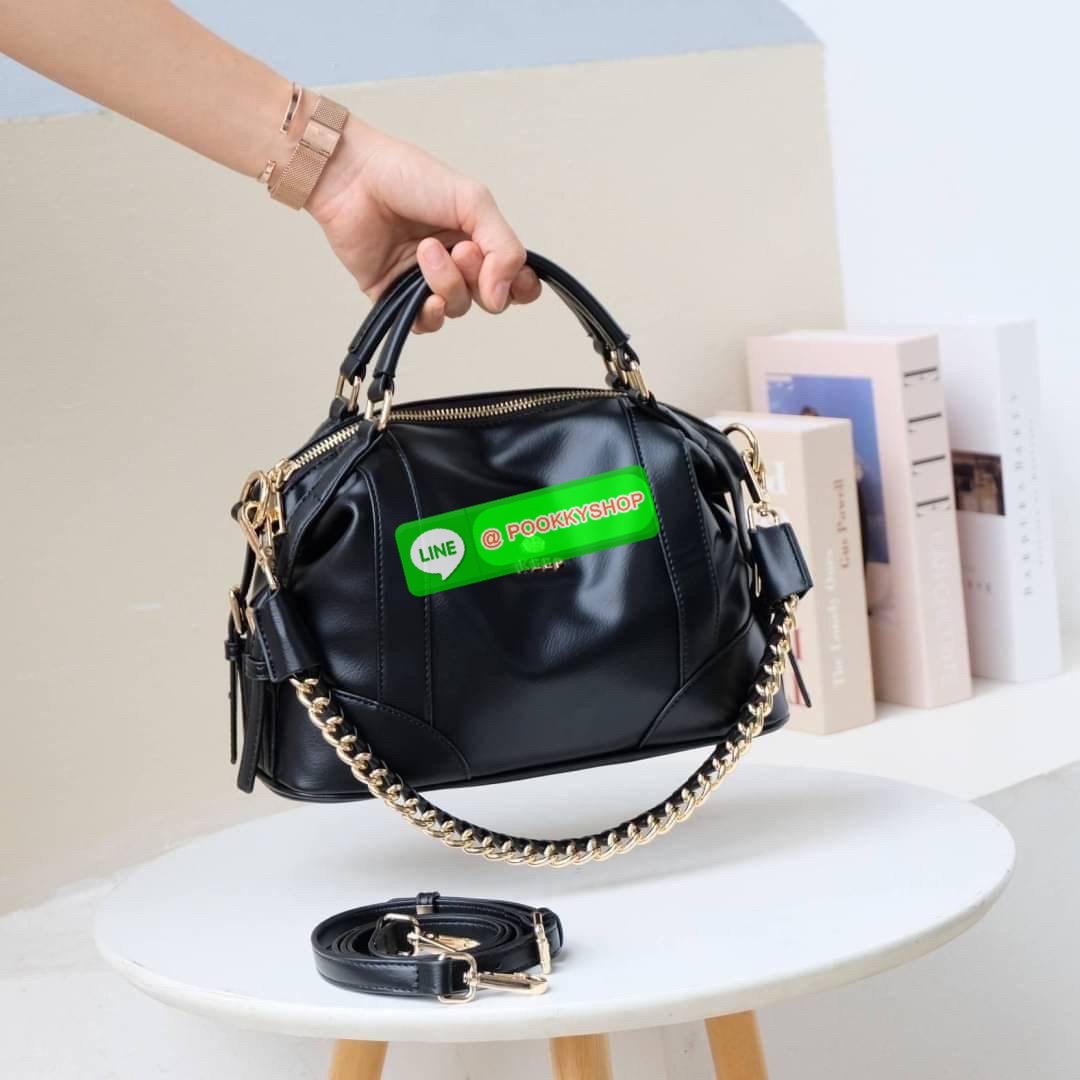 รุ่นขายดีเข้าเพิ่มนะคะ KEEP รุ่น ‘ Ella ‘ bag ทรง Pillow ( ทรงหมอน ) ที่สาวๆ ถามหา กลับมาแล้วค่า พร้อมฟังก์ชันจัดเต็มเหมือนเดิม ใบนี้ size M ใส่ กระเป๋าสตางค์ยาวได้ ใส่ไอแพดได้ ใครต้องการกระเป๋าที่ใช้ได้ทุกวัน ใส่ของครบ แอดมินแนะนำใบนี้เลยค่า สวย คุ้มแน่น