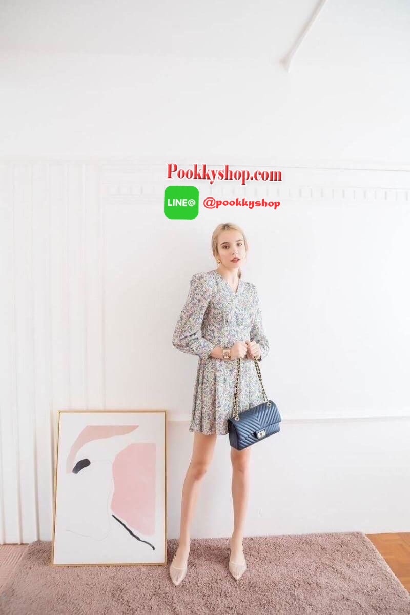 มาเพิ่มละค่า งาน Best Seller พร้อมสีใหม่สวยๆ มาให้เลือกเพิ่มอีก 2 สี !! KEEP รุ่น shoulder chevron chain handbag สวย หรู มากๆ เลยน๊า กระเป๋าอยู่ทรง หนังตัวใหม่ Microfiber สวย ทนกว่าเดิม ตัวกระเป๋าเย็บประณีต สายโซ่ปรับ สั้น ยาวได้คะ ภายในสีแดง มีช่องใส่ของ