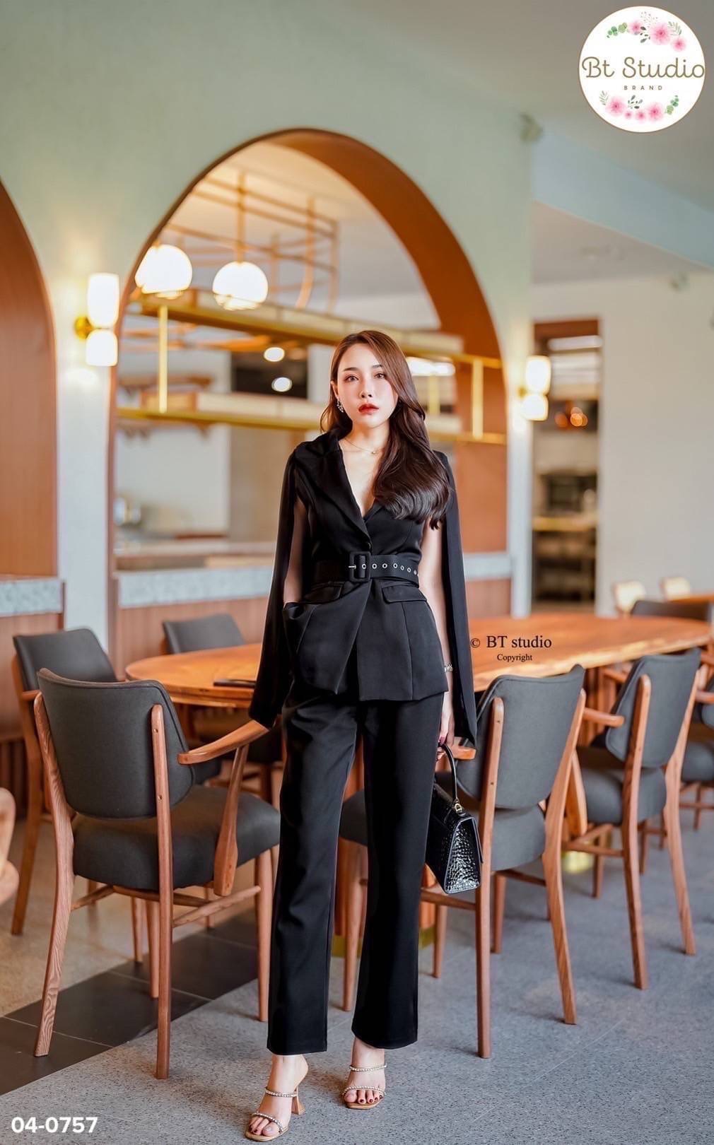 เซท 3 ชิ้น เสื้อเบเซอร์แขนกุด แต่งแขนเป็นผ้าคลุม กระดุมหน้า มาพร้อมเข็มขัด แมทซ์กับกางเกงขายาวมีกระเป๋าข้างใช้งานได้จริง ลุค CEO แบบ สวย หรู ดูแพงจ้าาา