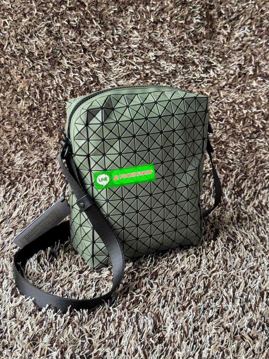 Bao bao issey miyake VOYAGER Shoulder Bag กระเป๋าสะพายข้างใบนี้มีสายสะพายปรับระดับได้ มีซิปเปิดปิดด้านบน และช่องแบบเปิดด้านใน ช่องกระเป๋าด้านนอกปิดด้วยปุ่มแม่เหล็ก มีขนาดที่สะดวกสำหรับเก็บสิ่งของจำเป็นทั้งหมดของคุณ VOYAGER คือเพื่อนร่วมเดินทางที่สมบูรณ์แบ