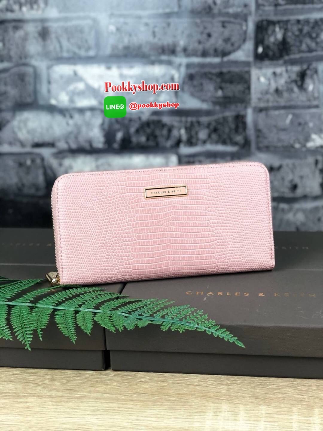 CHARLES & KEITH CROC-EFFECT LONG WALLET กระเป๋าเงินใบยาวซิปรอบ หนังปั๊มลายจรเข้ทั้งใบ ด้านในกระเป๋าแบ่งเป็น 3 ช่องใหญ่ มีช่องซิปใส่เหรียญตรงกลาง จุการ์ด 12 ช่อง สามารถใส่ธนบัตรได้ตามยาวอีก 2 ช่อง ใส่ iPhone plus ได้นะคะ❤️ รุ่นนี้มีแต่สีน่ารักๆเลยค่