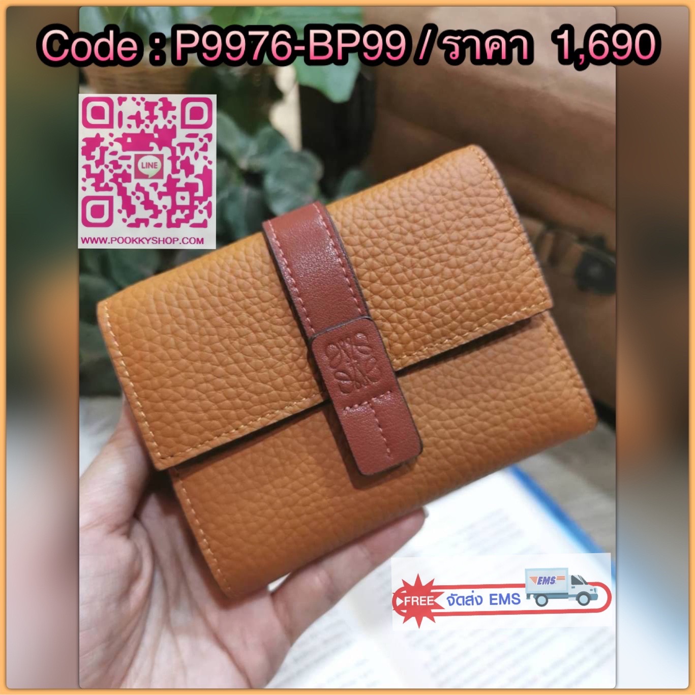 ✴️Don't Miss!✴️NEW! LOEWE SHORT WALLET VIP GIFT WITH PURCHASE กระเป๋าพรีเมี่ยมกิ๊ฟ Limited จาก LOEWE DUTYFREE COUNTER วัสดุหนังแท้เทคเจอร์สวยอยู่ทรงปั้มโลโก้แบรนด์ด้านหน้าเปิดปิดด้วยกระดุม ภายในมีทั้งช่องใส่รูป ช่องใส่ธนบัตร ใส่แบงก์พัน
