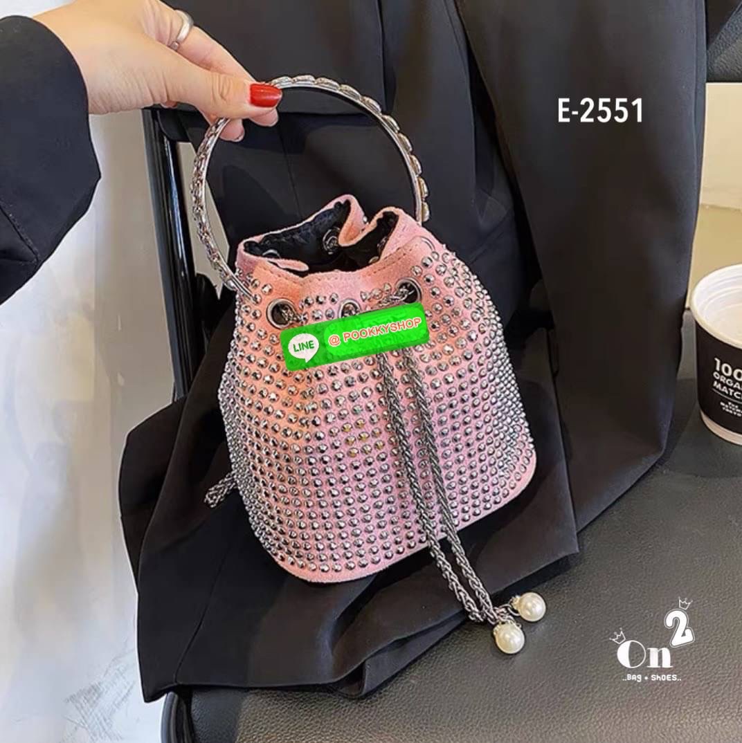 New arrivals 👜👜กระเป๋าแฟชั่นมาใหม่ ทรงขนมจีบ เปิดปิดแบบหูรูด วิ้งๆ น่าใช้มากค่ะสายสะพายโซ่แบบ Cross body จับจองกันเลยคร่าสาวๆไม่มีไม่ได้แล้ว สวยทุกสีคร่า