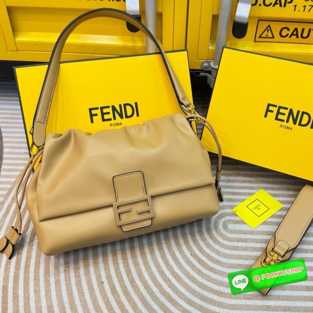 FENDI Mamma Baguette Bag กระเป๋าสะพายทรงสวย ดีไซน์เรียบง่ายคลาสสิค หรู ดูผู้ดี รูปทรงใช้งานง่าย หนังสวยสัมผัสนุ่ม ใหม่ล่าสุด รุ่นลิมิเต็ดที่สาวๆตามหา ภายในโล่งกว้าง เสิร์ฟให้ในราคาน่ารักๆ ของมันต้องมีแบบนี้ ก็ต้องตำได้แล้วน้าอย่าช้า อย่าพลาด!!