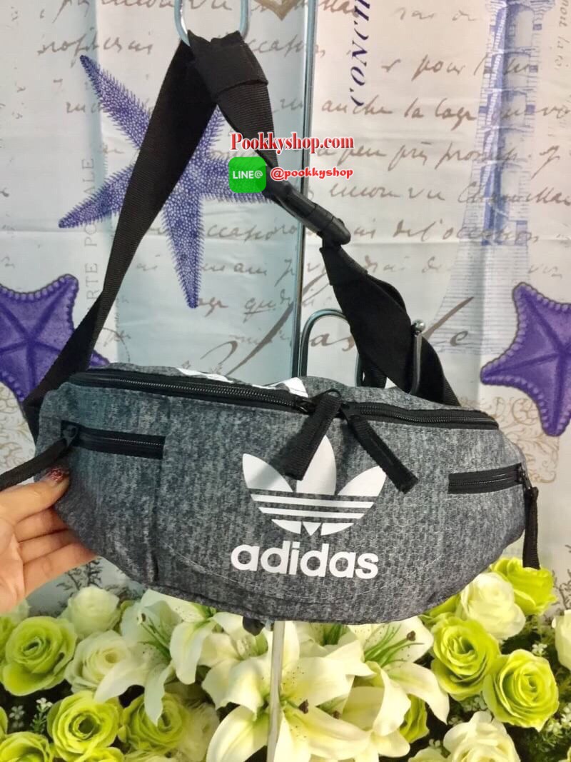 พร้อมส่ง ..... Adidas Originals National Waist Pack Factory กระเป๋าคาดอกและเอว เป็นอีกรุ่นที่ได้รับความนิยมเป็นอย่างมาก ด้วยแบบและดีไซน์ขนาดที่พอเหมาะ ใช้ได้ทุกเพศทุกสไตล์ กระเป๋าทำจากผ้าไนลอนลื่น น้ำหนักเบา ขนาดกำลังดี ดีจุของได้เยอะคะ เปิด-ปิดด้วยซิป ด้