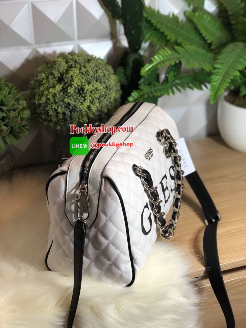GUESS Sweet Candy Large Satchel กระเป๋าสะพายทรง Bowling รุ่นใหม่ล่าสุดจาก GUESS FACTORY หนังนิ่มลายตารางสวยอยู่ทรงใบใหญ่กำลังดี ด้านหน้าประดับโลโก้หูหิ้วโซ่ร้อยหนังสะพายไหล่ได้เเข็งแรงรับน้ำหนักได้เยอะ เปิดปิดด้วยซิปสะดวกใช้ มีหมุดรองฐานกันรอย ภายในมีช่อง