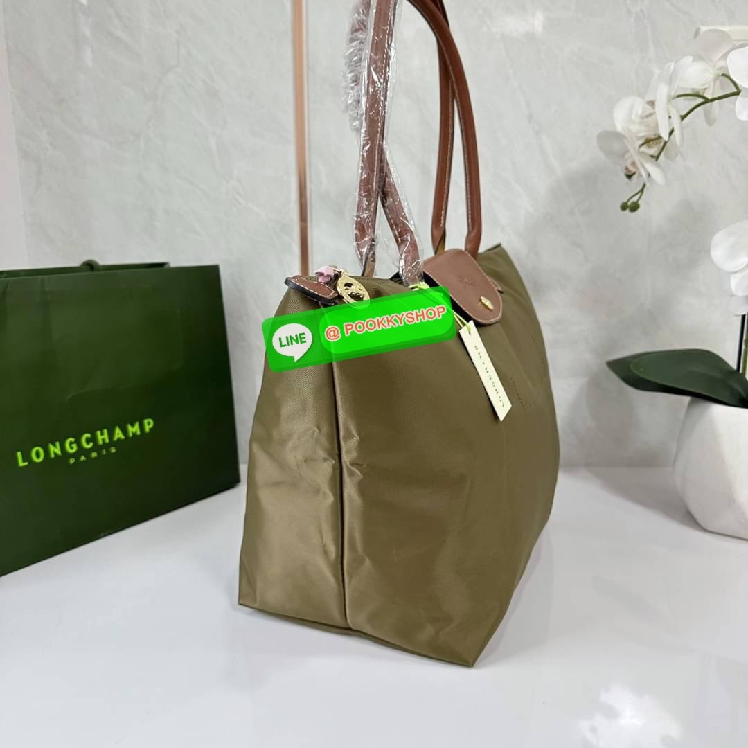 LONHGCHAMP LE PLIAGE ORIGINAL L TOTE BAG 🔖กระเป๋าสะพายไหล่ Le pliage ใบใหญ่ เรียบง่ายจุของได้เยอะ สามารถเก็บเอกสารหรือแล็ปท็อปได้คะ 🔖วัสดุ:ไนลอนเคลือบ 🔖เปิด-ปิดด้วยซิป ภายในกว้าง มีช่องลับแยกคะ 🔖สามารถพับเก็บได้พกพาสะดวกคะ