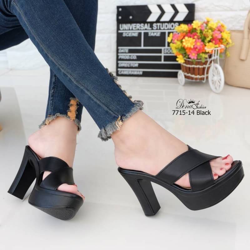 7715-14 ส้นสูงหน้าไขว้ ได้ลุคสวยมั่นไม่มีเอ้าส์ กับส้นสูงหน้าไขว้ สวมใส่สบายเท้ามากๆค่ะ เสริมหน้าทำให้เดินง่ายไม่เมื่อยเท้า แมทง่ายด้วยนะค่ะ แนะนำเรยจร้า