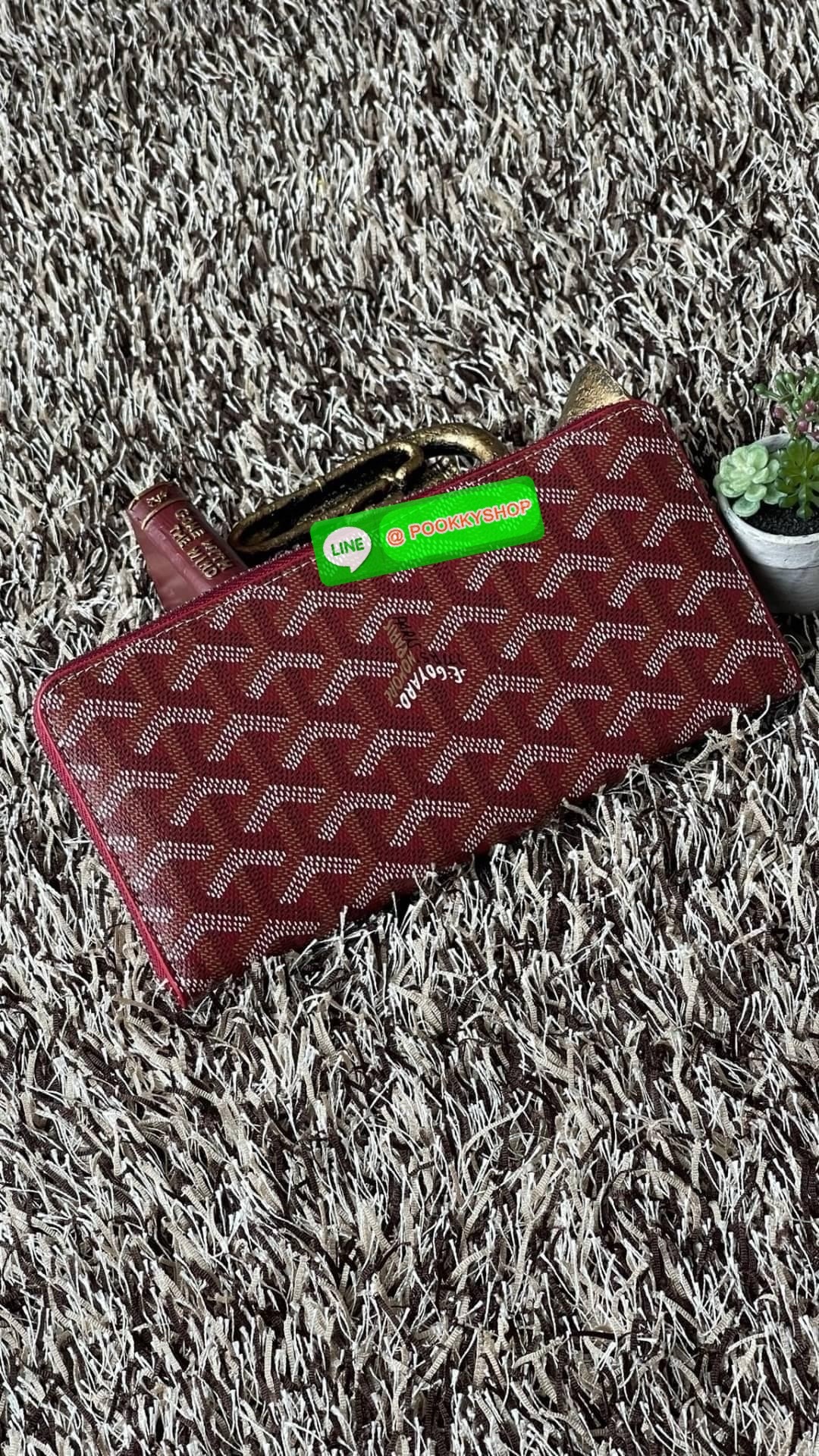 Goyard Matignon GM Wallet แบรนด์สัญชาติฝรั่งเศสที่มีความคลาสสิคและลวดลายอันเป็นสัญลักษณ์ อีกหนึ่งรุ่นที่แนะนำ กระเป๋าสตางค์ แบบยาว Matignon GM ที่มีซิปปิดสนิทและปลอดภัย ช่องใส่การ์ด 12 ช่อง ช่องซิปตรงกลาง และช่องเก็บของขนาดใหญ่ 2 ช่อง ช่วยให้คุณเก็บการ์ด