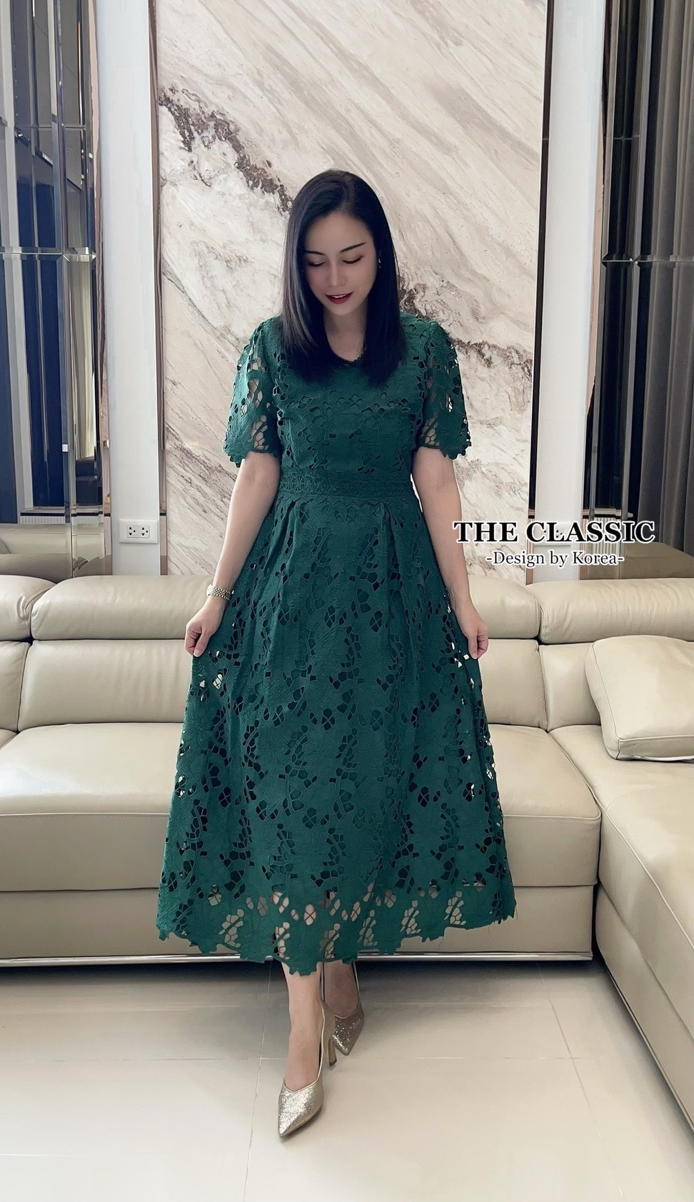 เดรสแฟชั่น เดรสยาวลูกไม้ คอวีแขนสั้น ใช้ผ้าลูกไม้เนื้อหนาอย่างดี ขึ้นลวดลายดอกไม้ ลายชัด