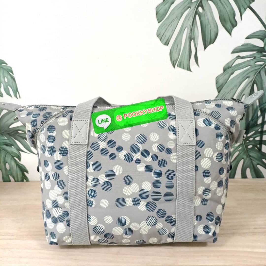 KIPLING Art Medium Tote Bag กระเป๋าเป้สะพายหลัง วัสดุด้านนอก Nylon +polyester กระเป๋ารุ่นฮิตตลอดกาล จาก kipling ลายใหม่ -ด้านหน้ามีช่องแยกใส่ของใช้เล็กๆน้อย 2 ช่อง -ช่องหลักโล่ง กว้าง จุของได้เยอะมาก พร้อมสายคล้องพวงกุญแจและช่องซิปแยกด้านข้างผนังกระเป๋า -