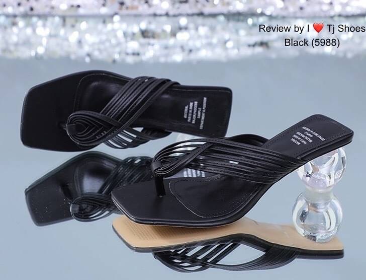 พร้อมรองเท้าหูหนีบ ส้นสวยเก๋ดูแพงมาก รุ่นนี้เป็นงานนำเข้า หนังนิ่มมาก สวมใส่ง่าย แมทกับชุดอะไรก้สวย แถมใส่ได้เรื่อยๆ ของจริงงานคุณภาพดีสวยคุ้มเกินราคา สวยตรงปกแน่นอนเพราะร้านถ่ายรูปจากสินค้าจริง เป็นรุ่นที่ทางร้านแนะนำ รีบสั่งด่วนๆเลยจร้า (สูง1.5นิ้ว)