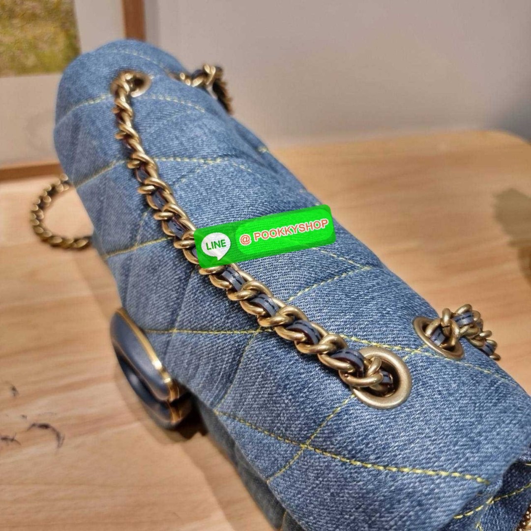 COACH CR704 TABBY SHOULDER BAG 26 WITH QUILTING 🔆 Details ไอเท็มใหม่ ตัวแม่แบบฉ่ำ สวยทำถึง! ต้อนรับซัมเมอร์ให้โดดเด่นกว่าใคร กับกระเป๋าสะพายไหล่ดีไซน์หรูหรา มีดีเทลสวยงามด้วยการเดินด้ายลวดลายตัดกับกระเป๋า เปิด-ปิดด้วยอะไหล่แบบกระดุม ภายในมีช่องเยอ