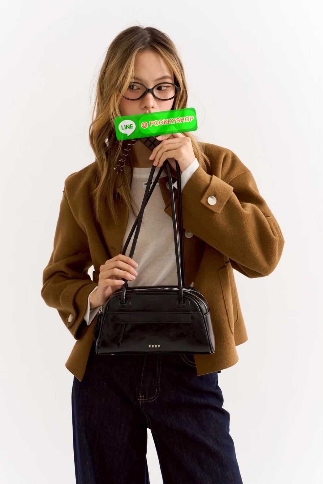 🌙 NEW IN — KEEP “Moonlight” Bowling Bag สไตล์มินิมอล เรียบแต่ดูแพง สะพายได้ทุกลุค ทุกโอกาส ✨ 👜 ดีไซน์ทรง Bowling สุดคลาสสิก ที่ทั้งใช้งานง่ายและมีโครงสวยตั้งทรง ทำจาก หนังสังเคราะห์ไมโครไฟเบอร์ Smooth Nano Oily สัมผัสเรียบเนียน น้ำห