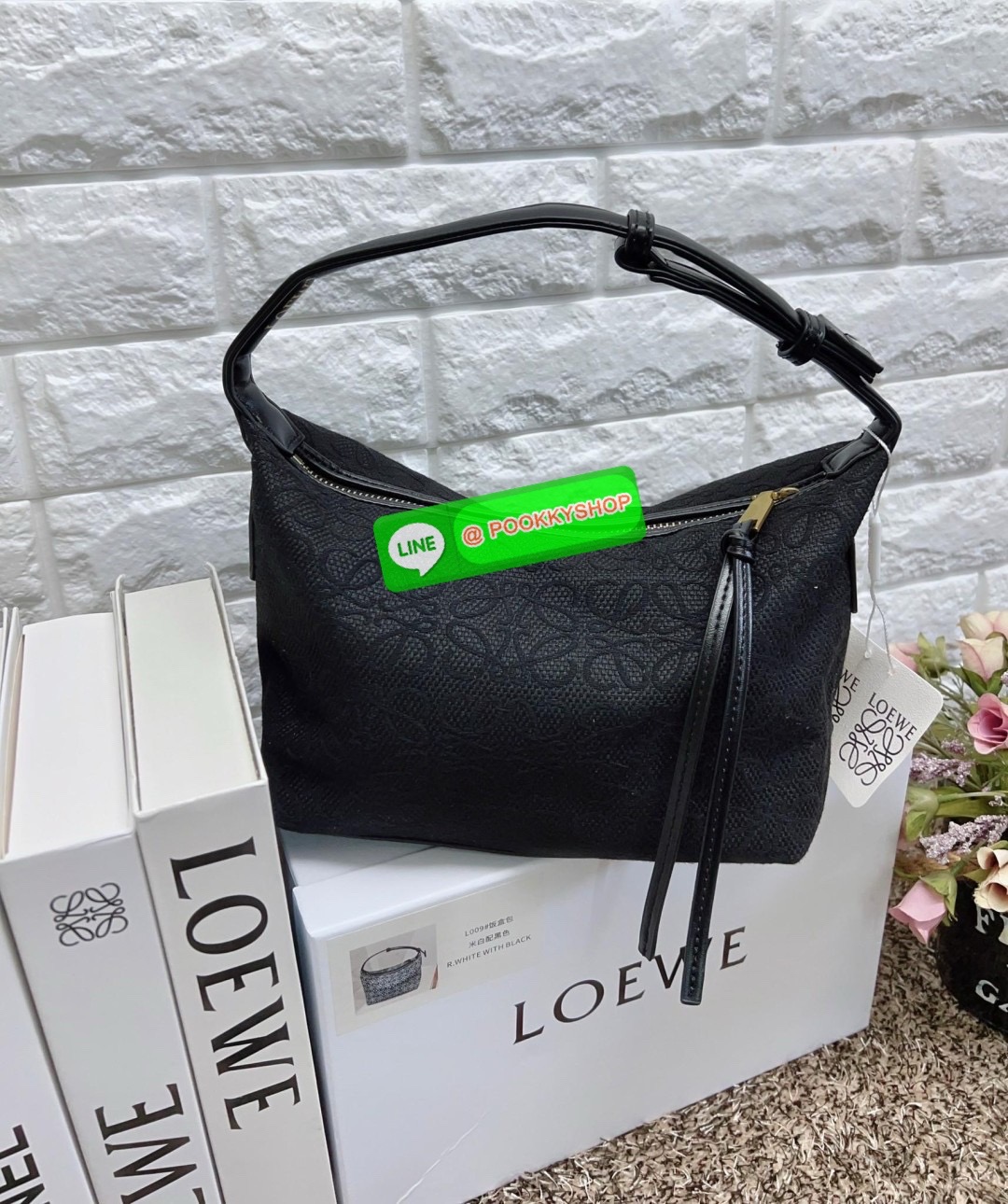 NEW IN!! สุดฮิตไปกับกระเป๋าสไตล์มินิมอล ที่ยังคงดูดีในทุกช่วงเวลา! LOEWE SMALL CUBI BAG((vip gift ตปท.)) พร้อมส่ง! ไม่เล็กตามชื่อนะคะ กับกระเป๋าหิ้วหรือคล้องไหล่ได้ วัสดุแจคกาดทอลายแบรนด์ทั้งใบประณีตสวยงาม หูหิ้วหนังแท้ค่ะ เปิด-ปิดกระเป๋าแบบซิป ภายในกว้าง