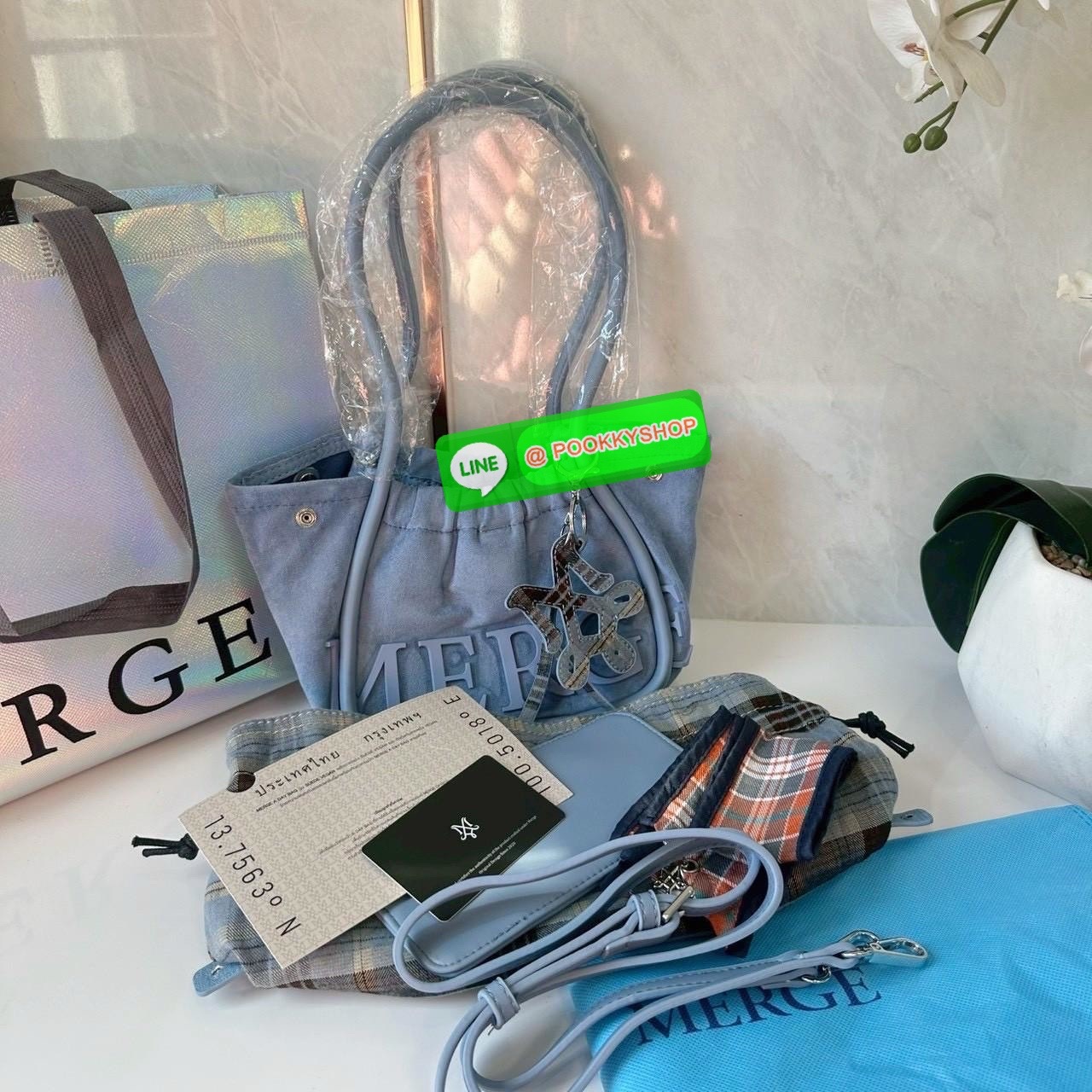 A Day Bag Mini’ in suede กระเป๋าหนังกลับเนื้อเนียน สายเกาหวานปนเท่ MERGE คอลเลกชันพิเศษ ดีไซน์เก๋พร้อมพวงกุญแจลายพิเศษ เข้าเซ็ตสุดคุ้ม!ใบเล็กสามารถ พกพาง่าย น้ำหนักเบา กระเป๋าหูรูดด้านใน ผลิตจากผ้าลายสก็อต ตัวกระเป๋ามี Snap ด้านข้าง ที่สามารถพับปีกกระเป๋า