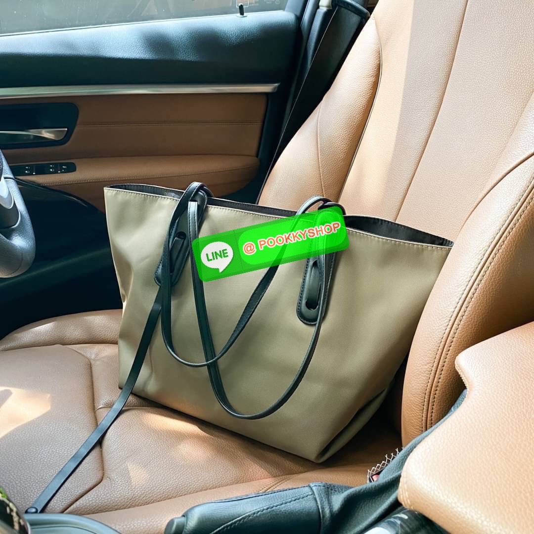 มองหากระเป๋าใบใหญ่แต่น้ำหนักเบาอยู่ไหมคะ ทรงเรียบแต่สวยดูดีมาก ดีไซน์น้อยแต่มาก ใบนี้เป็นสีพื้นที่ดูสวยแพงค่ะ สะพายไหล่แล้วดูเพรียวบาง วัสดุไนล่อน reflect เล่นแสงเงา กับรุ่น นอริส (Noris) ด้านในบุผ้าโพลีเอสเตอร์อย่างดี งานเย็บปราณีตมากค่ะใบนี้ มาพร้อมกระเ